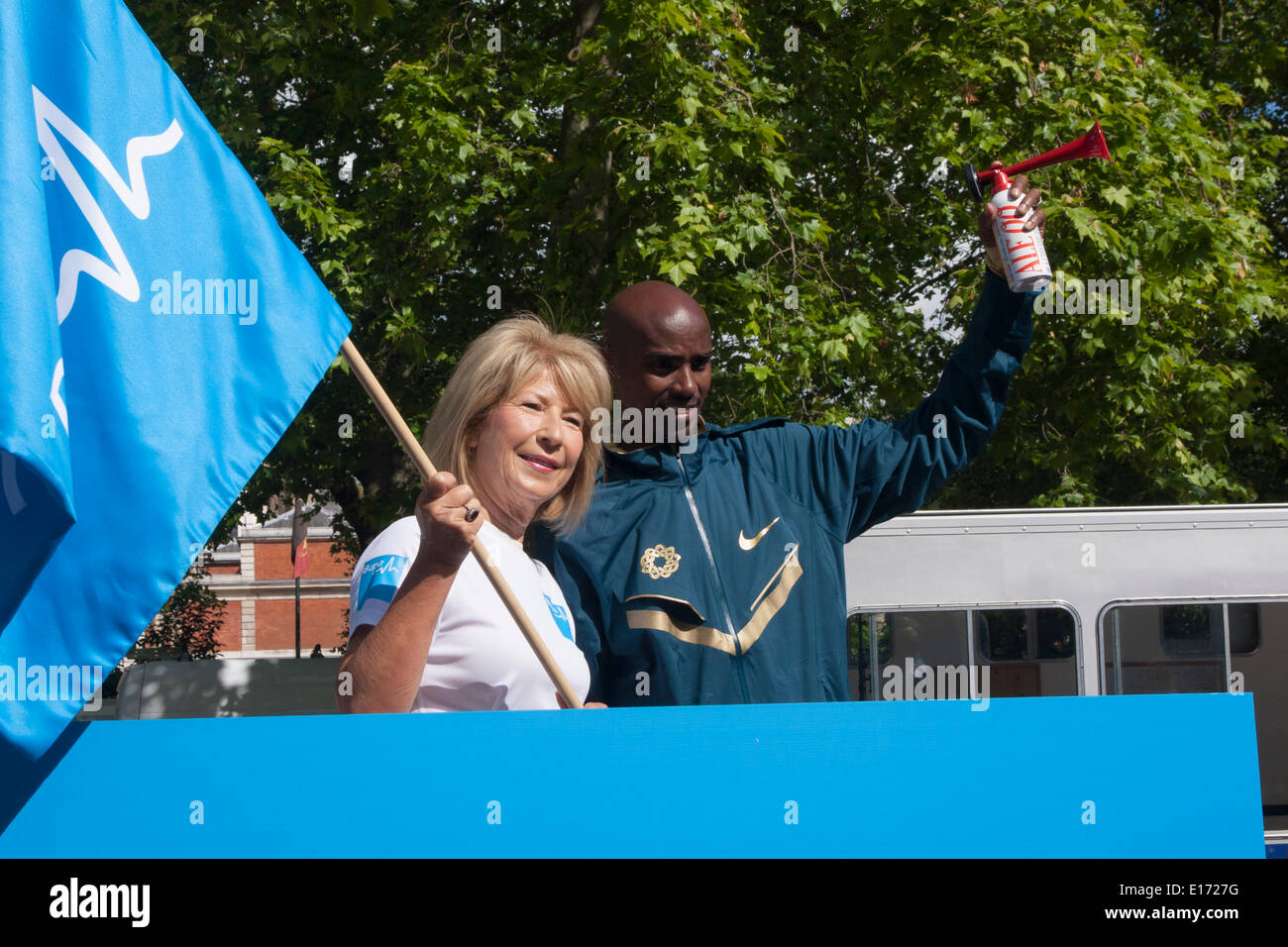 London, UK. 25th May, 2014. Former BBC Royal Correspondent Jenny Bond and Olympic long distance medalist Mo Farrah pose at the start of the BUP 10km run in London. Credit:  Paul Davey/Alamy Live News Stock Photo