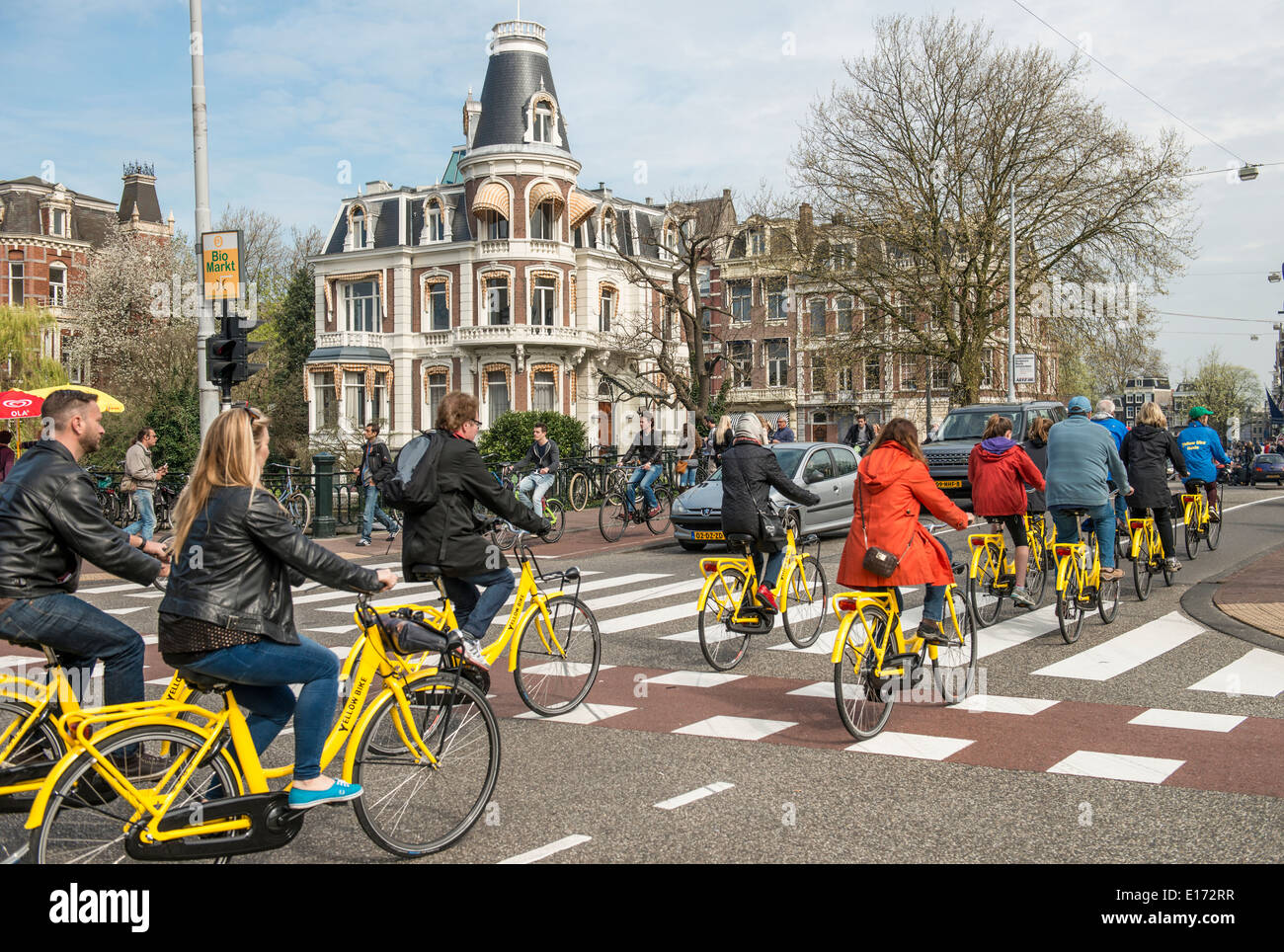 Какое движение в нидерландах. Велопрогулки в голландии. Жители голландии на велосипедах. Голландия транспорт. Автомобильный транспорт европы.