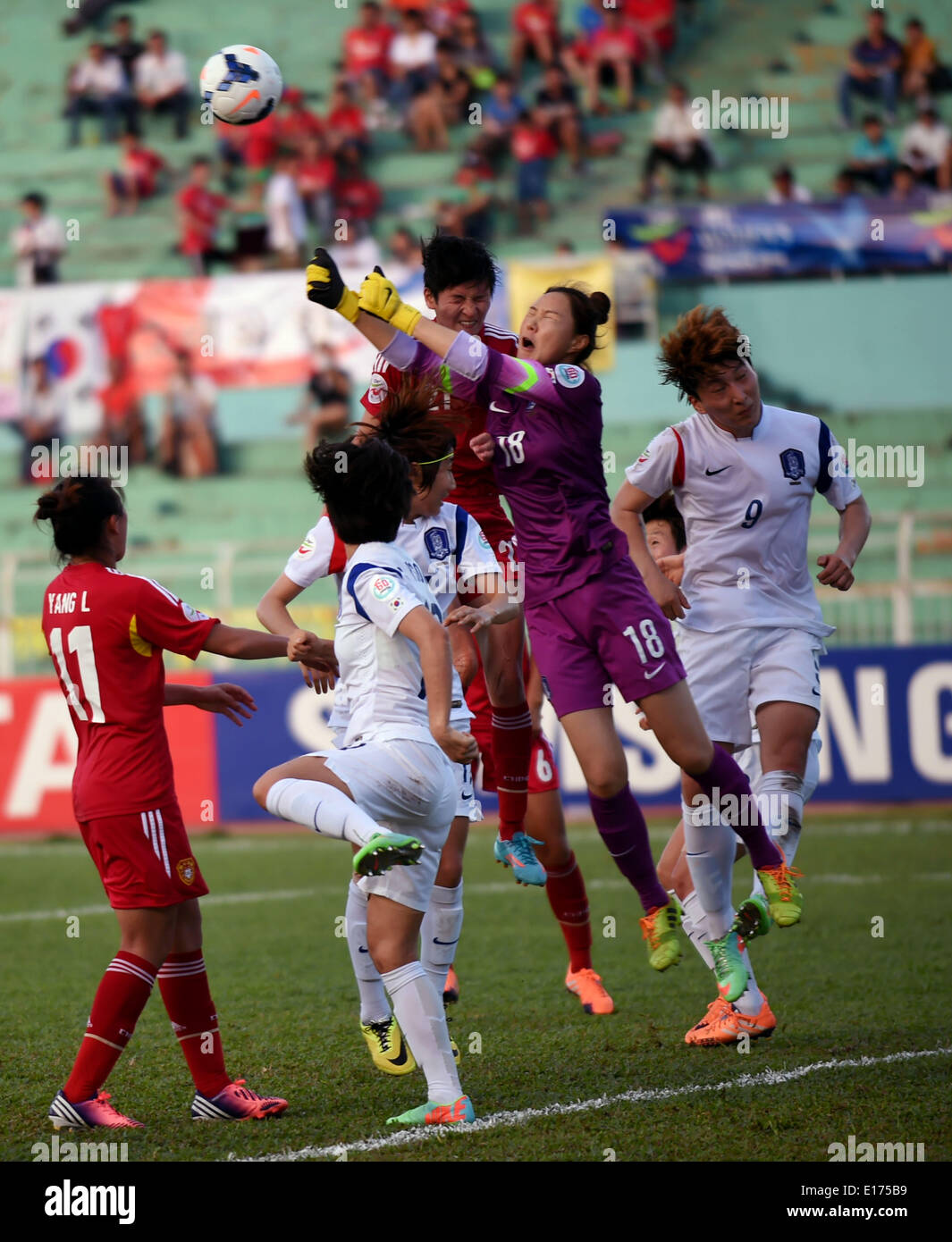 (140525) -- HO CHI MINH CITY, May 25, 2014 (Xinhua) -- Goalkeeper Wang Shanshan (R2) of China saves the ball during the third-place match against South Korea at the 2014 Asian Football Confederation (AFC) Women's Asian Cup at Thong Nhat Stadium in Ho Chi Minh City, Vietnam, May 25, 2014. China defeat South Korea 2-1 to win the third place of the event. (Xinhua/Cheong Kam Ka) Stock Photo