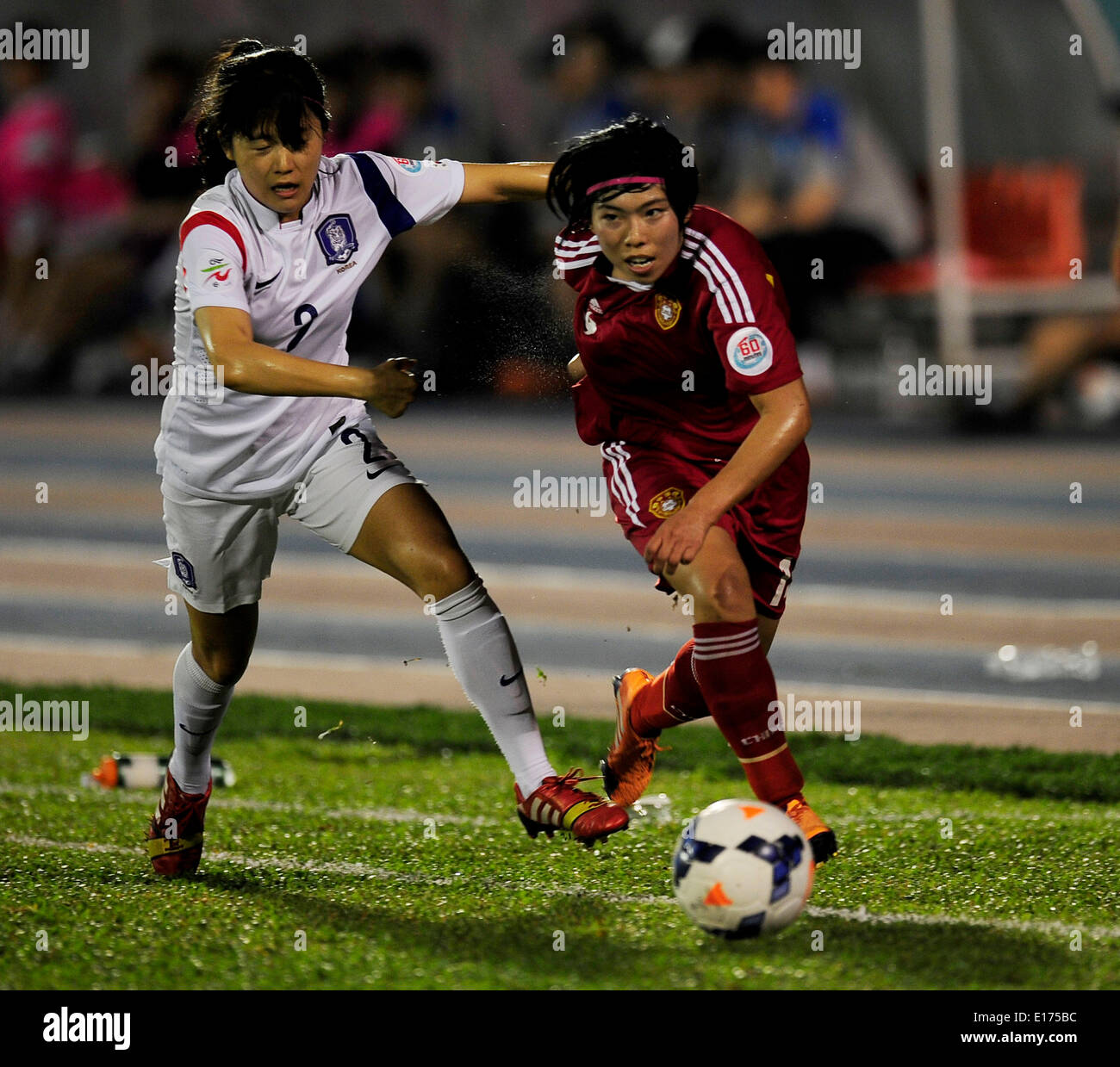 (140525) -- HO CHI MINH CITY, May 25, 2014 (Xinhua) -- Gu Yasha (R) of China vies with Seo Hyunsook of South Korea during the third-place match of 2014 Asian Football Confederation (AFC) Women's Asian Cup at Thong Nhat Stadium in Ho Chi Minh City, Vietnam, May 25, 2014. China defeat South Korea 2-1 to win the third place of the event. (Xinhua/Cheong Kam Ka) Stock Photo