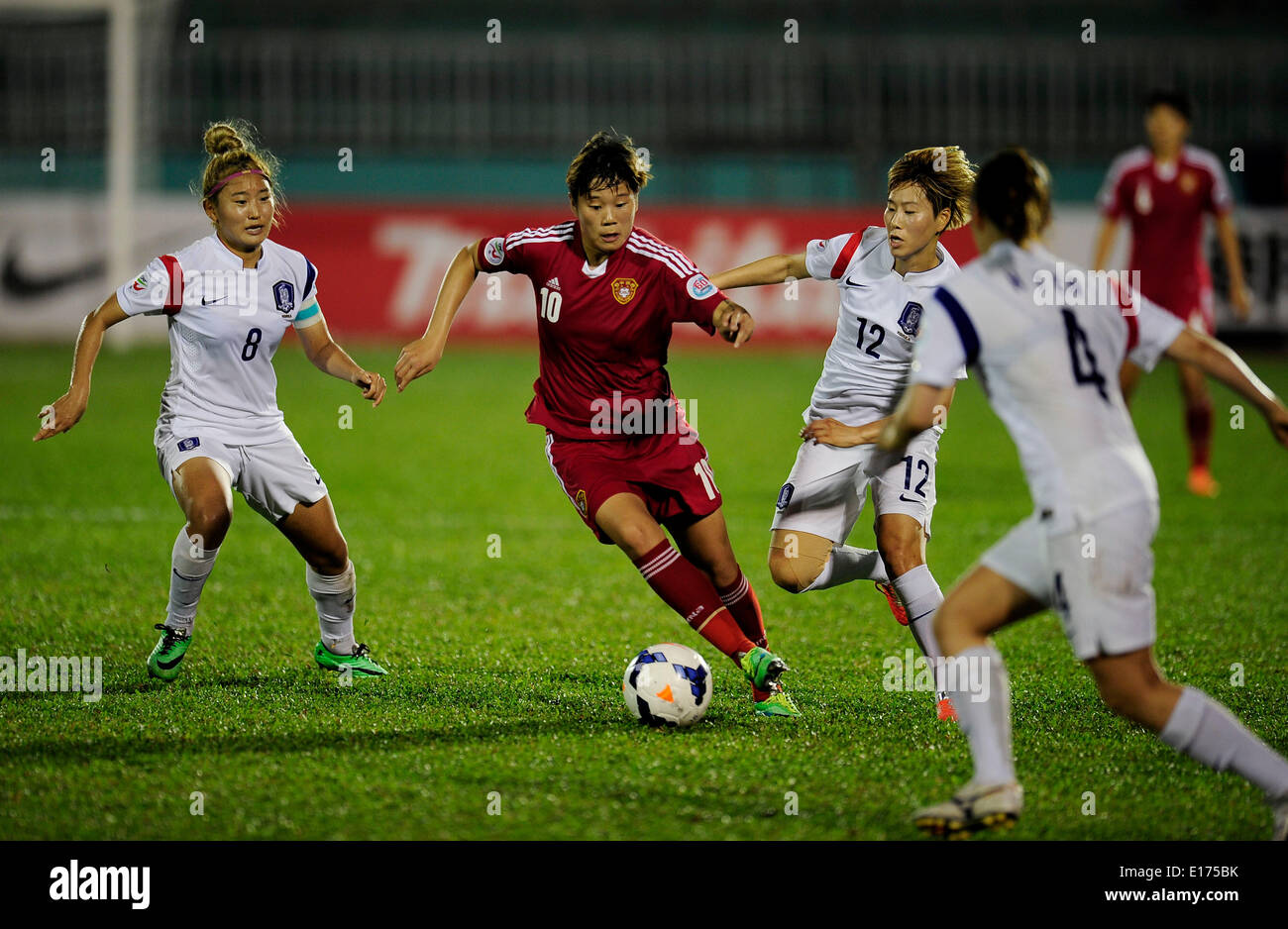 (140525) -- HO CHI MINH CITY, May 25, 2014 (Xinhua) -- Li Ying (L2) of China vies with Yoo Young A (R2) of South Korea during the third-place match of 2014 Asian Football Confederation (AFC) Women's Asian Cup at Thong Nhat Stadium in Ho Chi Minh City, Vietnam, May 25, 2014. China defeat South Korea 2-1 to win the third place of the event. (Xinhua/Cheong Kam Ka) Stock Photo