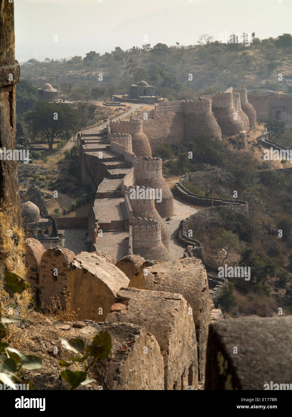India, Rajasthan, Rajsamand, Kumbhalgarh Fort, fortified walls at Ram Pol gate Stock Photo