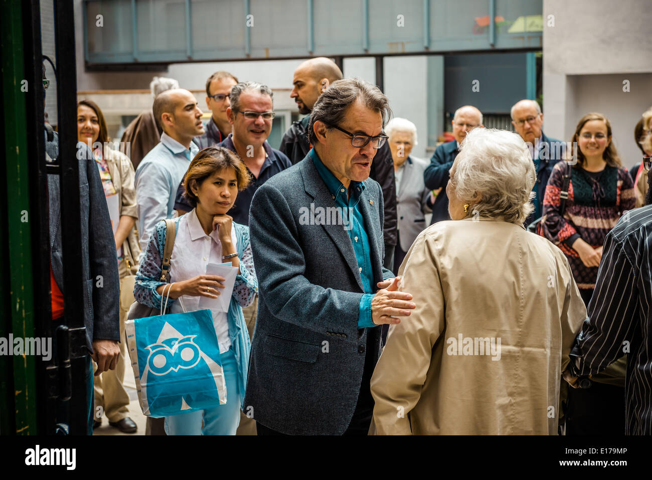 Barcelona, Spain. May 25th, 2014: Artur Mas i Gavarro, President of the Generalitat of Catalonia, greets citizens as he enters the polling location for the European Parliament election in Barcelona. Credit:  matthi/Alamy Live News Stock Photo