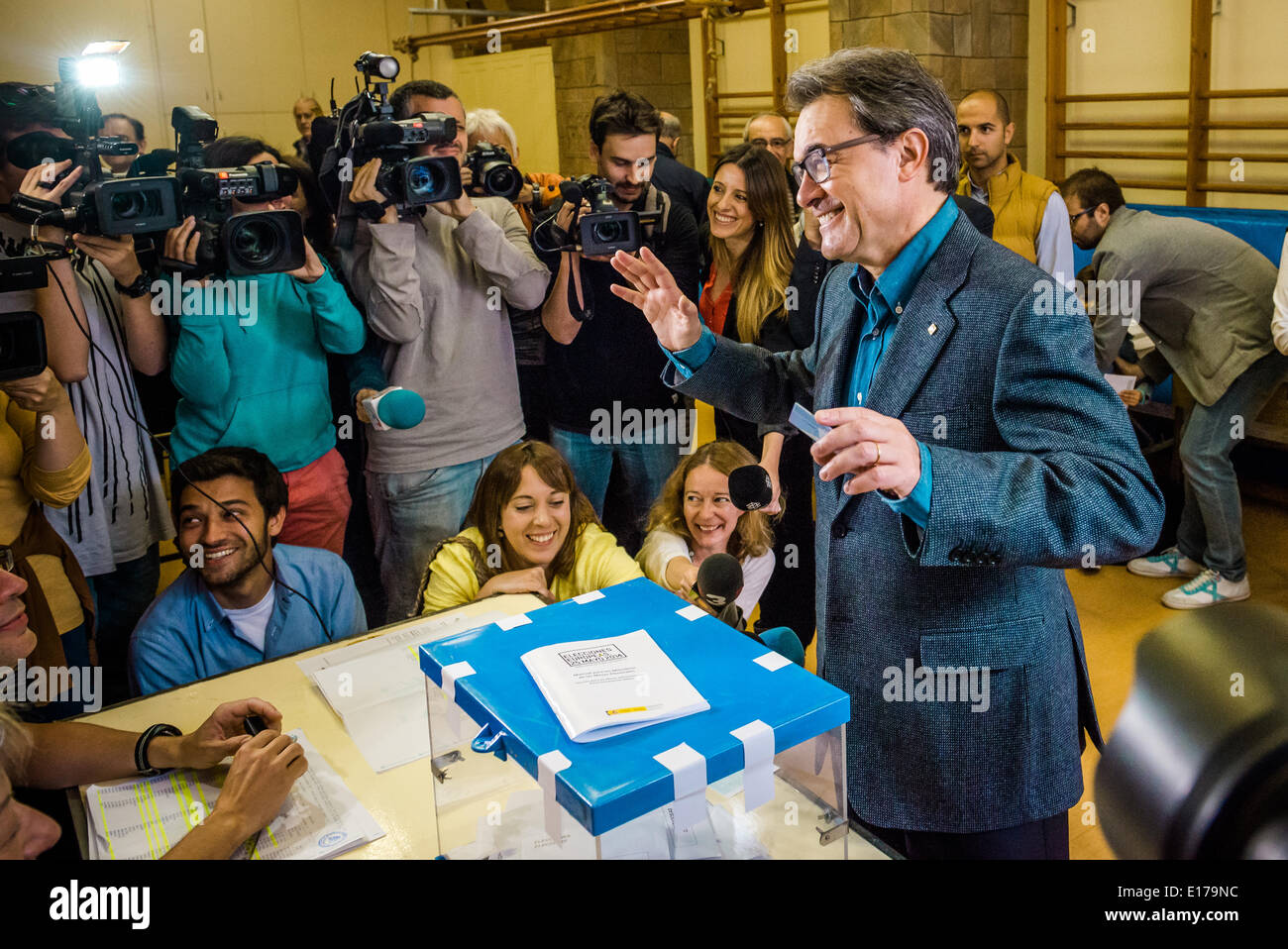 Barcelona, Spain. May 25th, 2014: Artur Mas i Gavarro, President of the Generalitat de Catalunya, casts his ballot in the European Parliament election in a polling station in Barcelona. Credit:  matthi/Alamy Live News Stock Photo