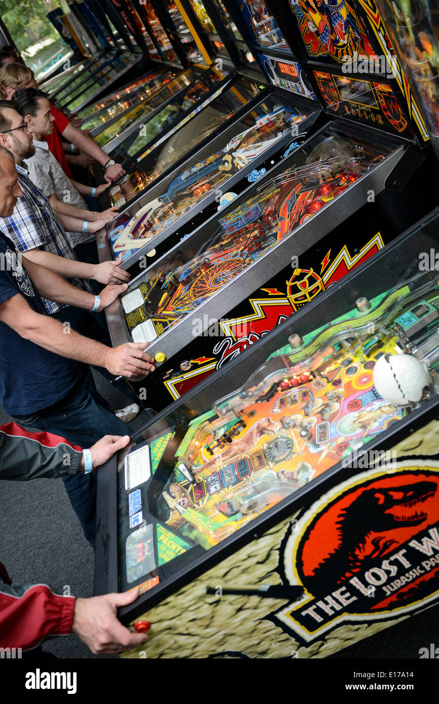 Pinball machines hi-res stock photography and images - Alamy
