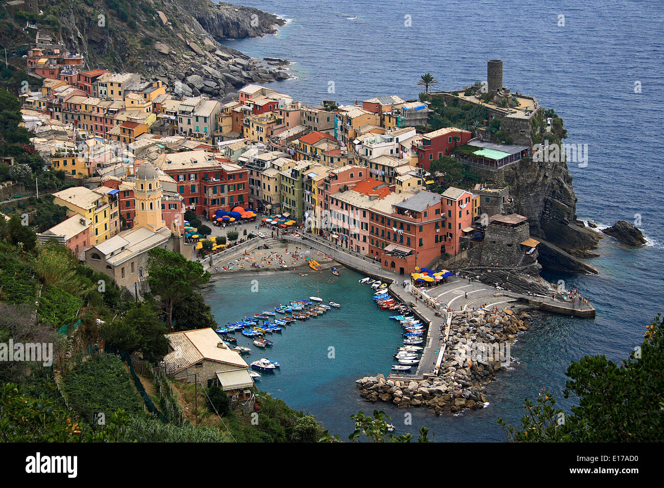 aerial-view-of-the-fishing-village-of-vernazza-cinque-terre-italy
