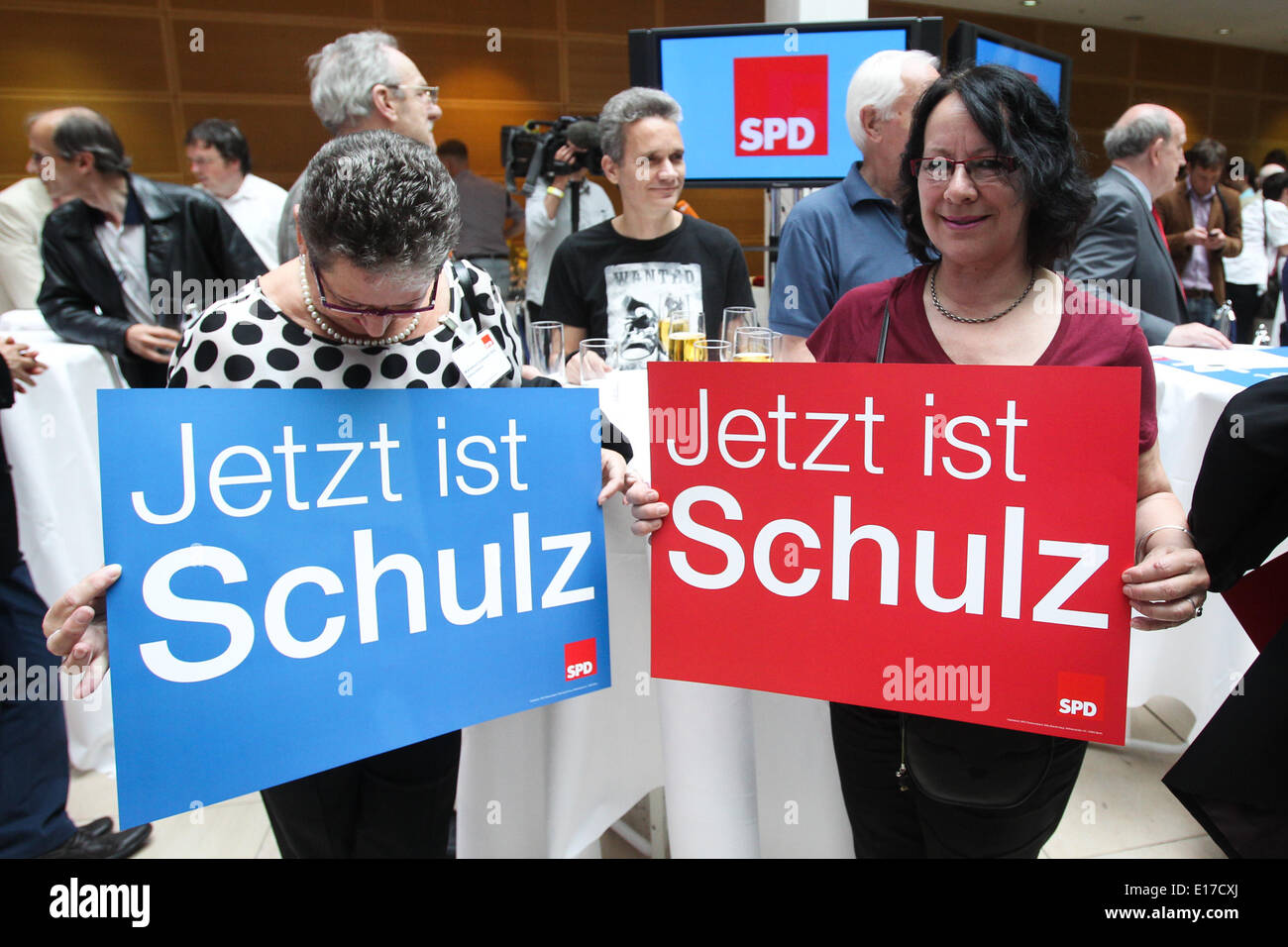 Berlin, Germany. 25th May, 2014. Supporters of Martin Schulz, incumbent president of the European Parliament (EP) and Party of European Socialists' (PES) candidate for the EP elections, hold posters reading 'Now is Schulz' at the German Social Democrat's (SPD) headquarters in Berlin, Germany, on May 25, 2014. Martin Schulz, top candidate of European socialists, showed confidence in his bid for the post of European Commission (EC) president after Germany's election to the EP ended on Sunday. Credit:  Xinhua/Alamy Live News Stock Photo