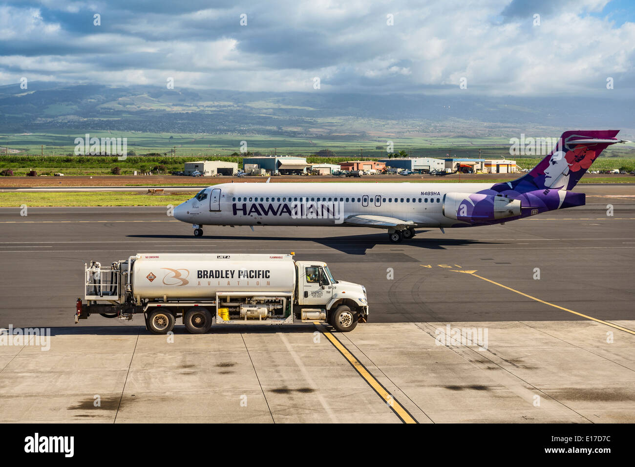 Hawaiian airlines boeing plane kahului hires stock photography and