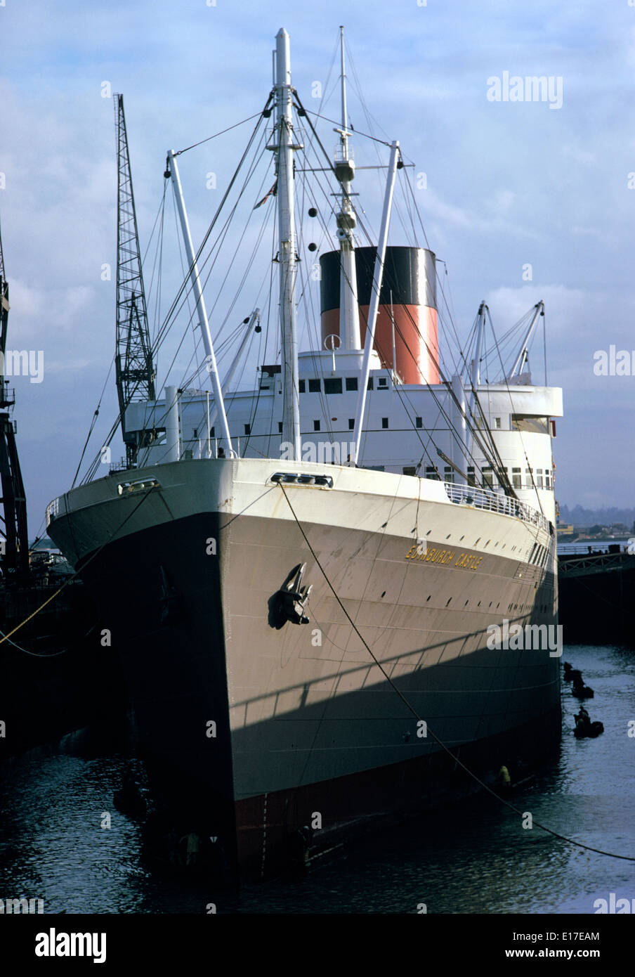 NOV 1973. SOUTHAMPTON, ENGLAND - DRY DOCKING FOR CAPE MAIL SHIP - UNION CASTLE LINER EDINBURGH CASTLE IN KGV DRY DOCK. Stock Photo