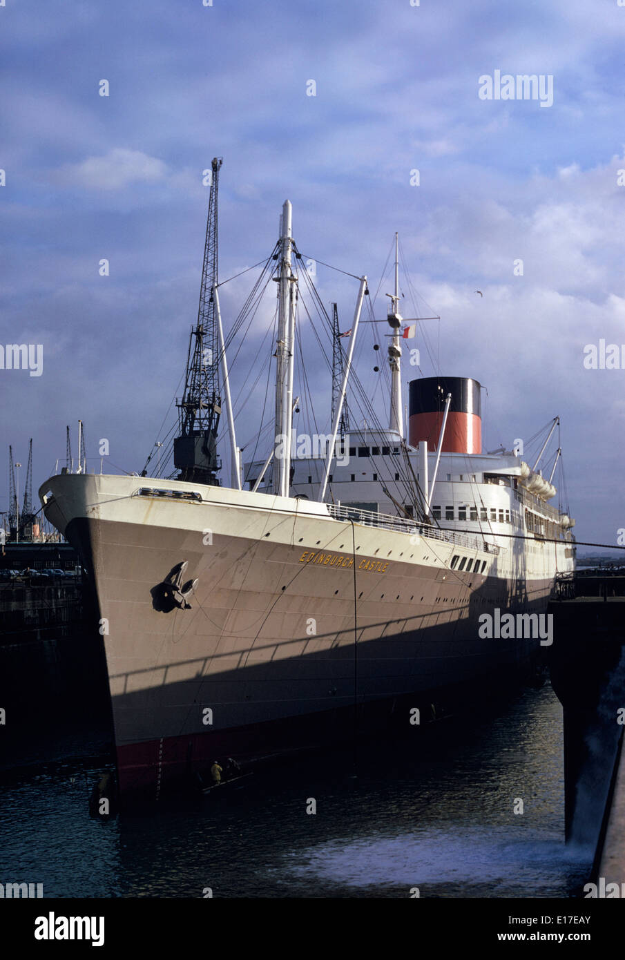 NOV 1973. SOUTHAMPTON, ENGLAND-DRY DOCKING FOR CAPE MAIL SHIP- UNION CASTLE LINER EDINBURGH CASTLE IN KGV DRY DOCK. Stock Photo