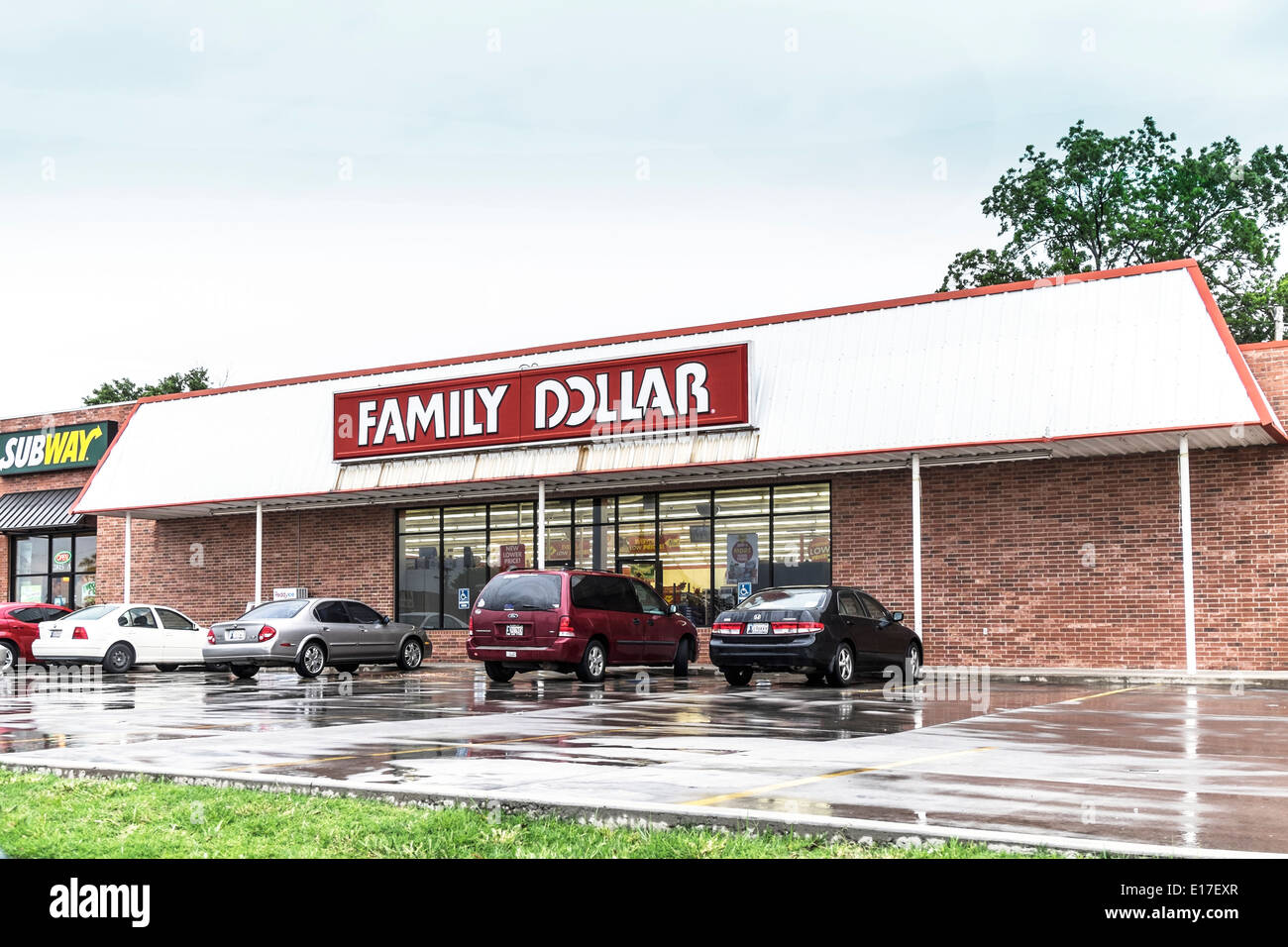 A Family Dollar thrift store exterior in Oklahoma City, Oklahoma, USA. Stock Photo