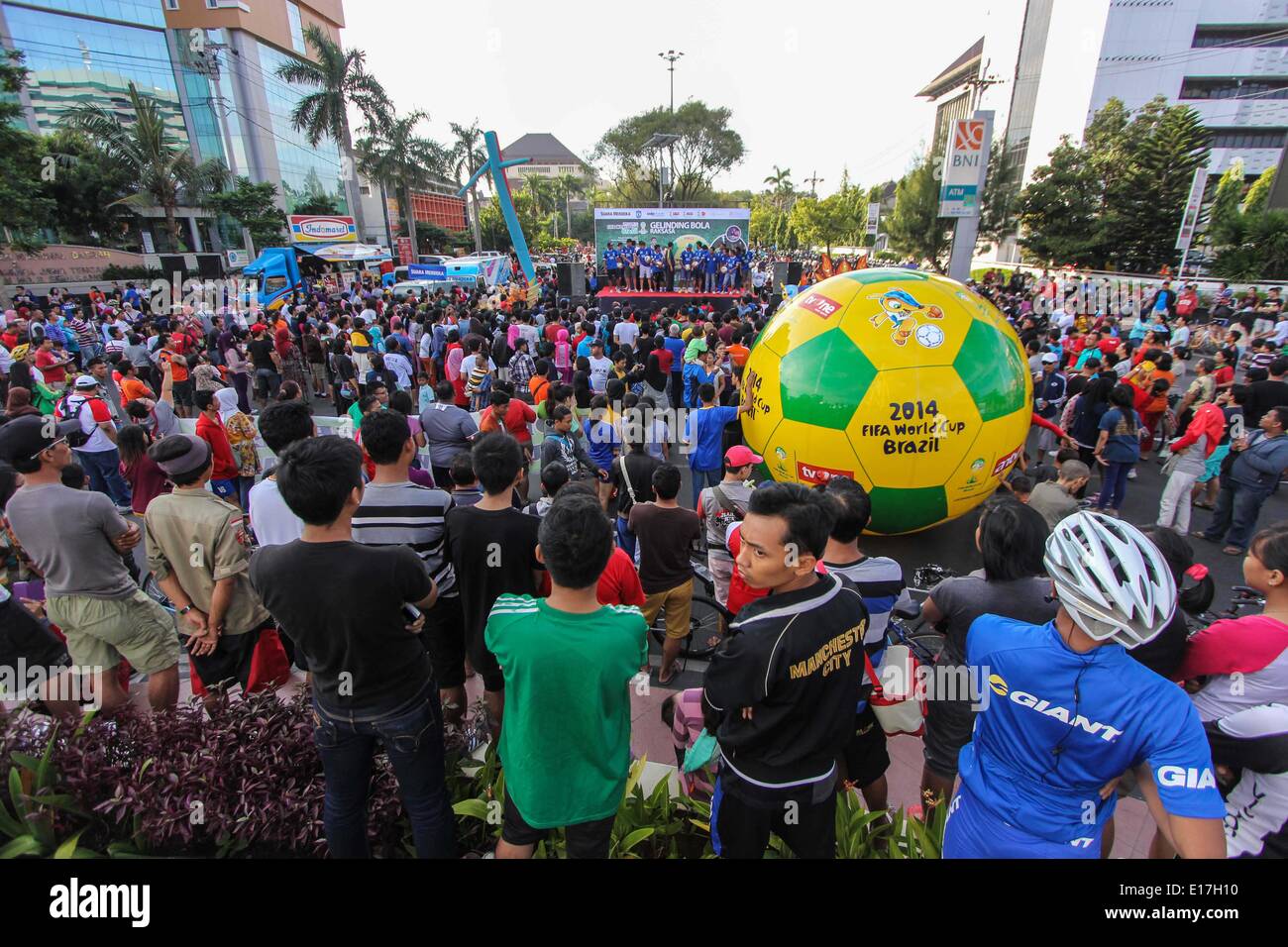 Semarang, Central Java, Indonesia. 25th May, 2014. SEMARANG, CENTRAL JAVA, INDONESIA - MAY 25: Indonesian peoples lifting giant ball to welcome the 2014 FIFA World Cup, International men's football tournament scheduled to take place in Brazil from 12 June to 13 July 2014, in Semarang, Central Java, Indonesia on May 25, 2014. Credit:  Sijori Images/ZUMAPRESS.com/Alamy Live News Stock Photo