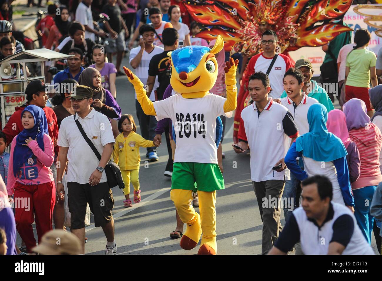 Semarang, Central Java, Indonesia. 25th May, 2014. SEMARANG, CENTRAL JAVA, INDONESIA - MAY 25: Armadillo, the 2014 World Cup mascot, walk to welcome the 2014 FIFA World Cup, International men's football tournament scheduled to take place in Brazil from 12 June to 13 July 2014, in Semarang, Central Java, Indonesia on May 25, 2014. Credit:  Sijori Images/ZUMAPRESS.com/Alamy Live News Stock Photo
