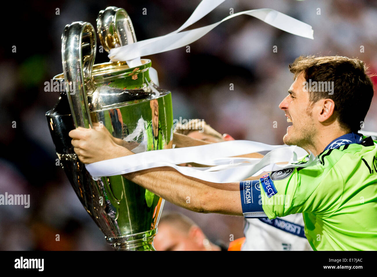 Iker Casillas, Russian supermodel parade World Cup trophy at