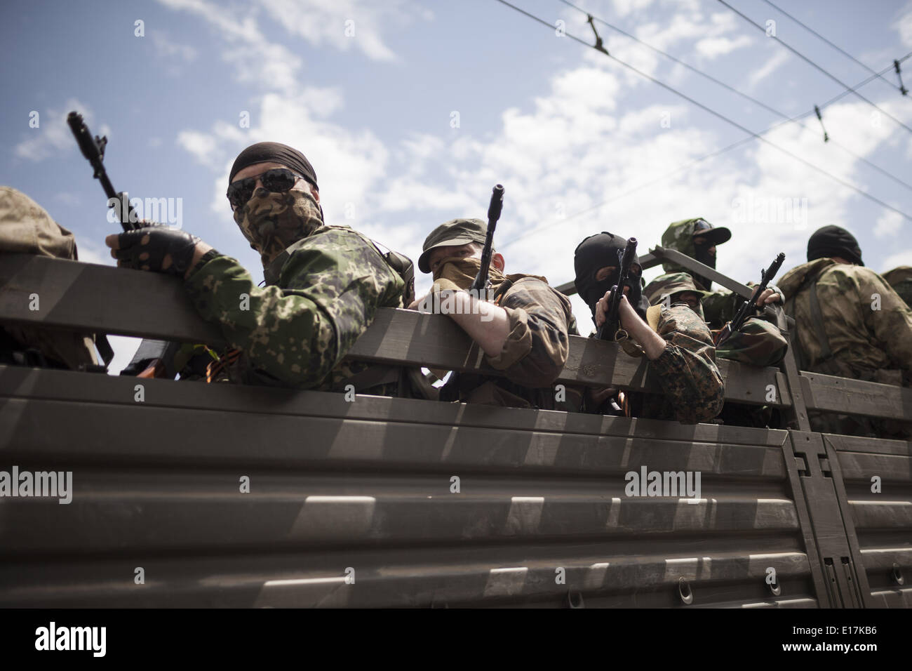 всу пытки российских пленных. вооруженные ополченцы. ополченцы. военный спецназ египта. американские военные издеваются над пленниками.