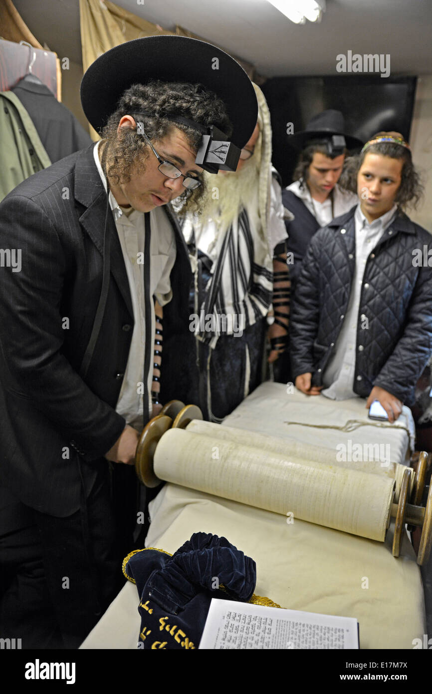 Shiva minyan hires stock photography and images Alamy