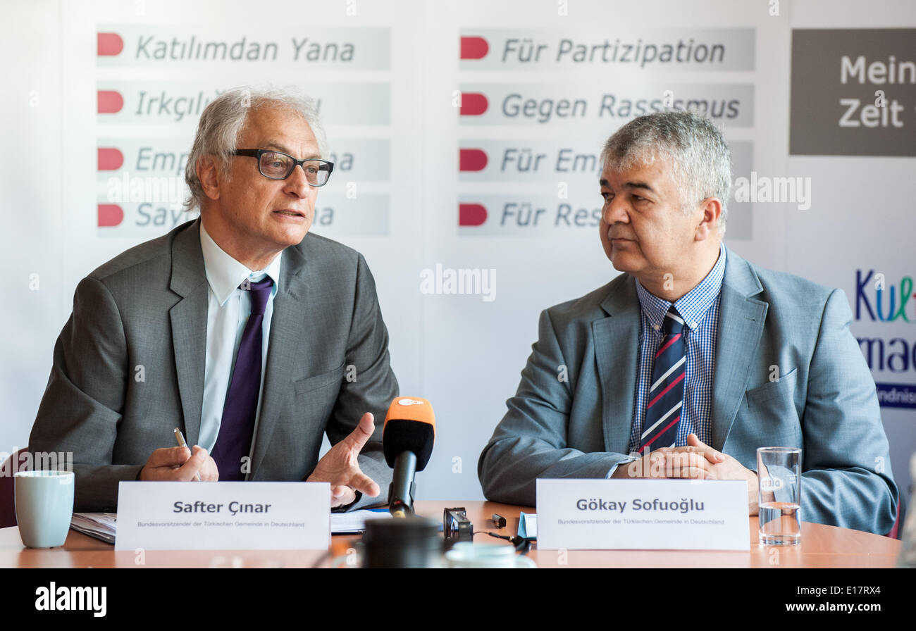 Berlin, Germany. 26th May, 2014. New federal chairman of the Turkish Community in Germany, Safter Cinar (L) and Gokay Sofuglu (R), attend a press conference in Berlin, Germany, 26 May 2014. Photo: HAUKE-CHRISTIAN DITTRICH/dpa/Alamy Live News Stock Photo