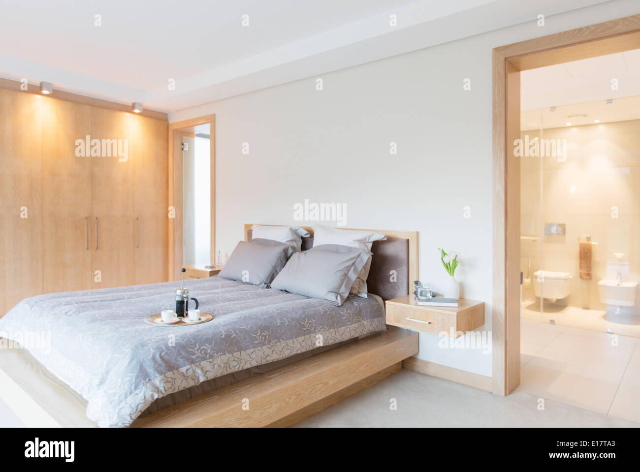 Luxury bedroom and ensuite bathroom Stock Photo Alamy