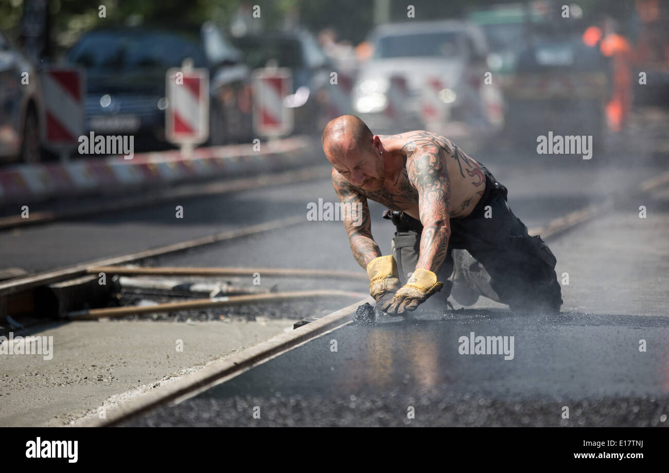 Berlin-Pankow, Germany. 26th May, 2014. Axel works with hot tar during summer temperatures in Berlin-Pankow, Germany, 26 May 2014. Foto: Joerg Carstensen/dpa/Alamy Live News Stock Photo