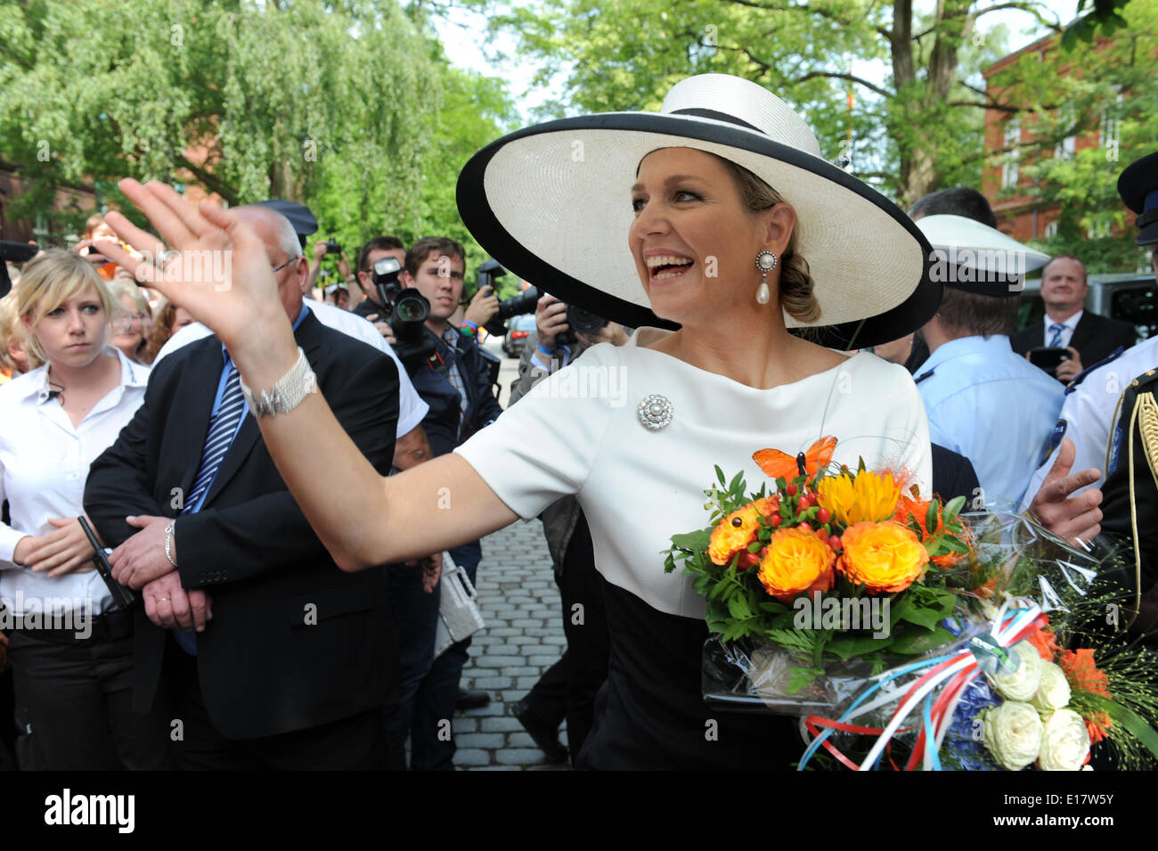 Leer, Germany. 26th May, 2014. Dutch Queen Maxima waves in Leer, Germany, 26 May 2014. The royal couple is on a two-day visit to Germany. Photo: CARMEN JASPERSEN/dpa/Alamy Live News Stock Photo