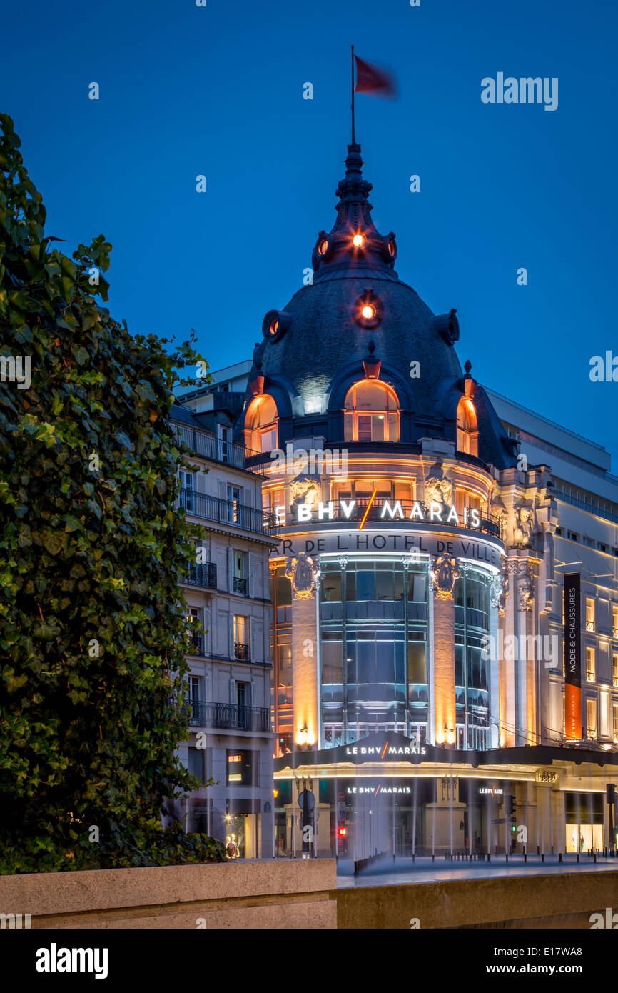 Paris night store front hi-res stock photography and images - Alamy