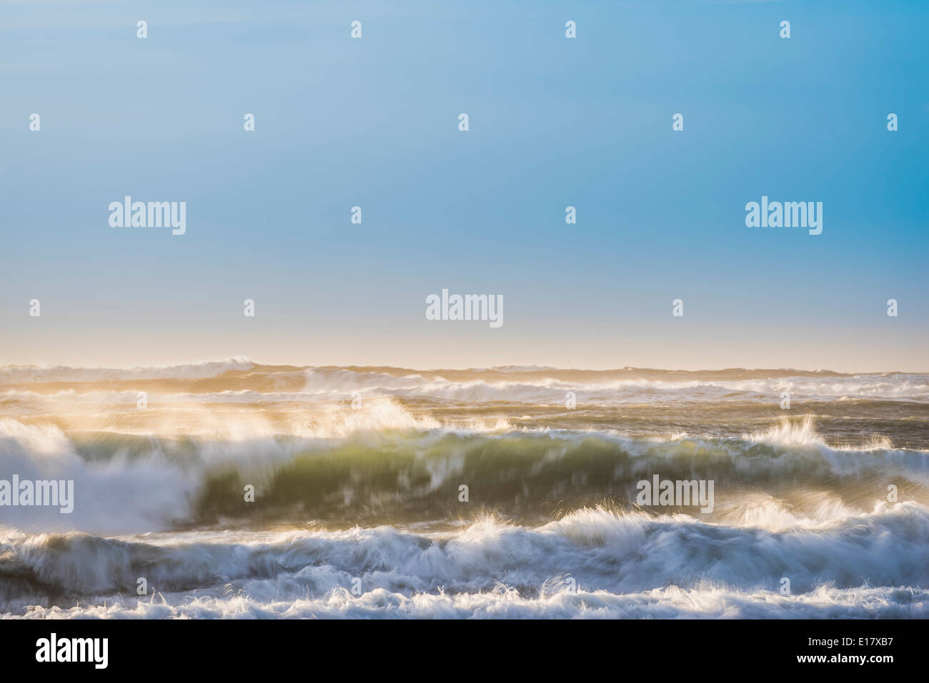 Waves crashing on the shoreline at Breidamerkurfjara beach close to Vatnajokull Ice Cap, Iceland Stock Photo