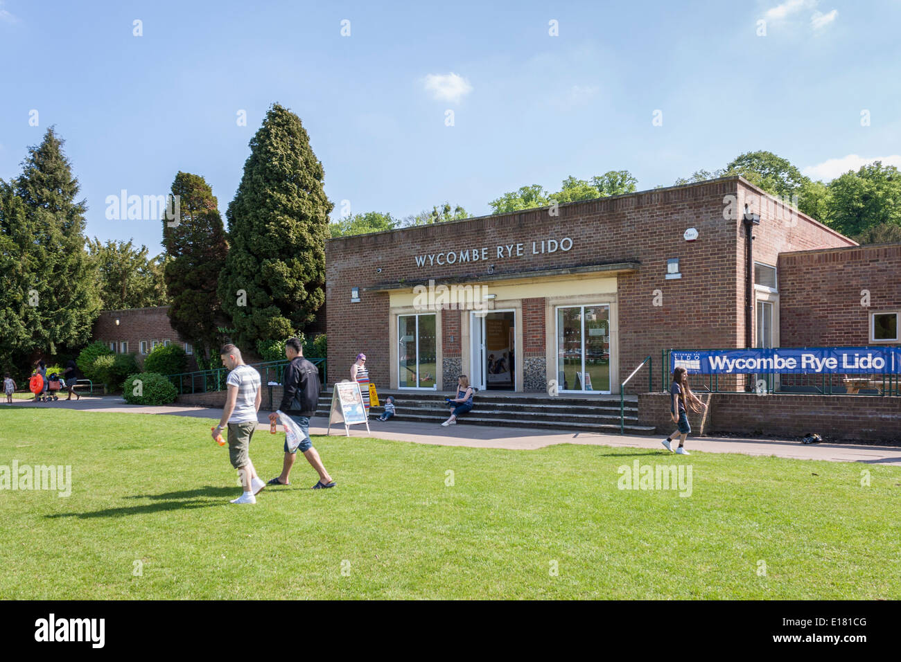 Outdoor swimming pool at High Wycombe, Buckinghamshire, England, GB, UK. Stock Photo