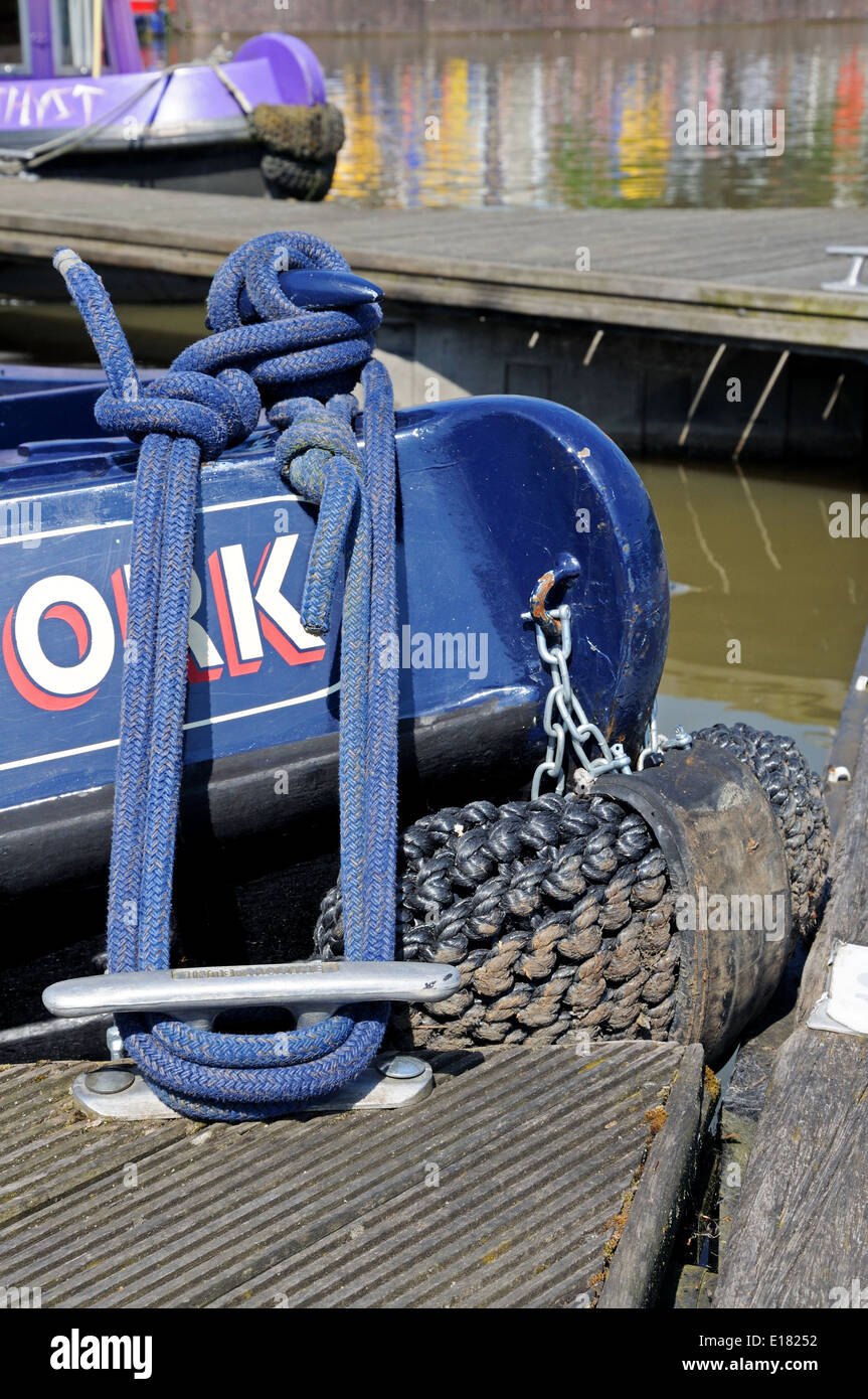 Knotted rope tying a narrowboat to the jetty, Stratford-Upon-Avon ...