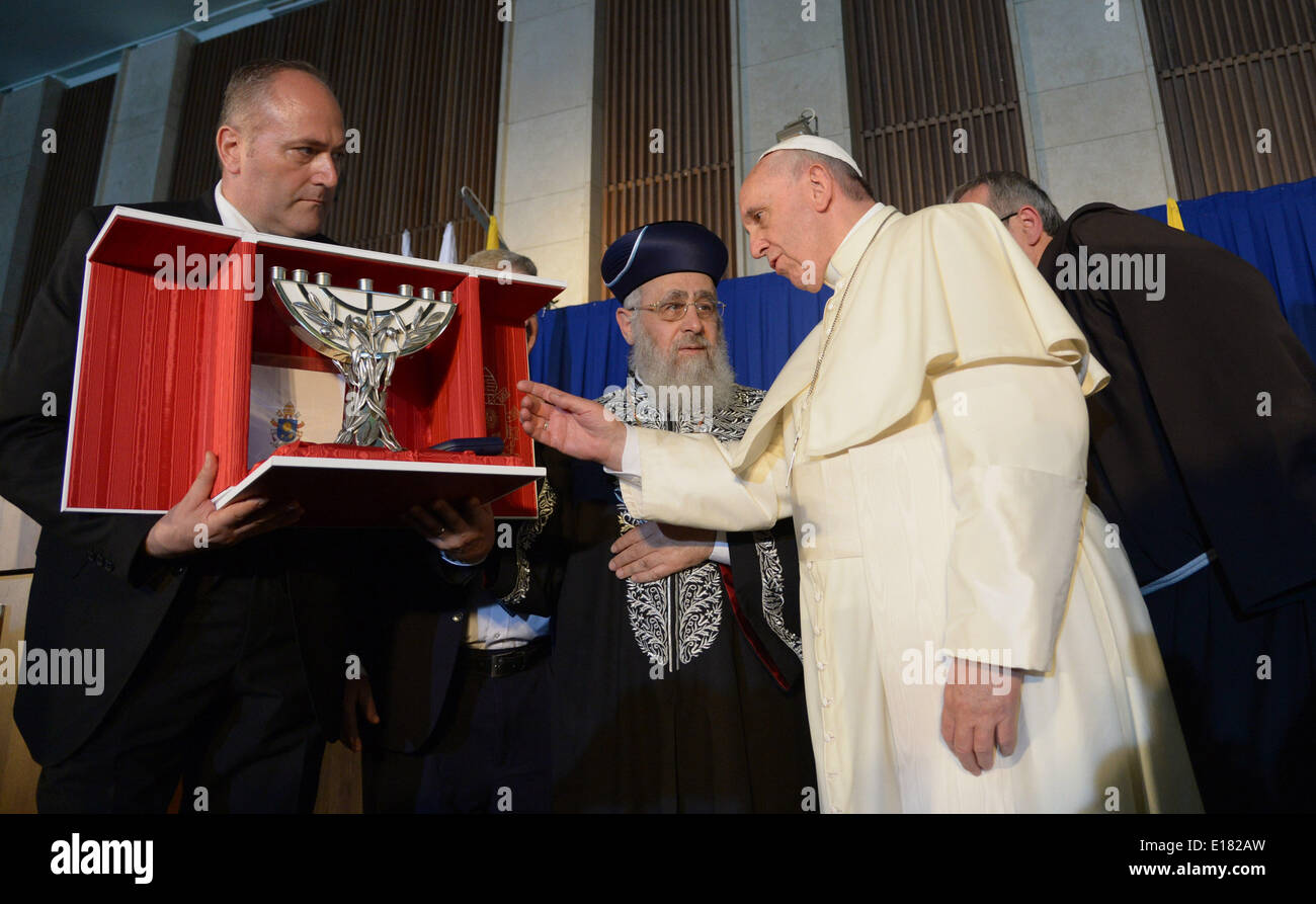 Jerusalem, Jerusalem, Palestinian Territory. 26th May, 2014. Pope Francis visits the Heichal Shlomo center in Jerusalem, May 26, 2014. In his first Middle East tour since his anointment in 2013, Pope Francis held a historic prayer service with the Ecumenical Patriarch in Jerusalem on Sunday. This was the first reunion between the two Christian sects in fifty years. (Handout Photo Israeli GPO/Pool - APAIMAGES) © Handout Israeli Gpo/APA Images/ZUMAPRESS.com/Alamy Live News Stock Photo