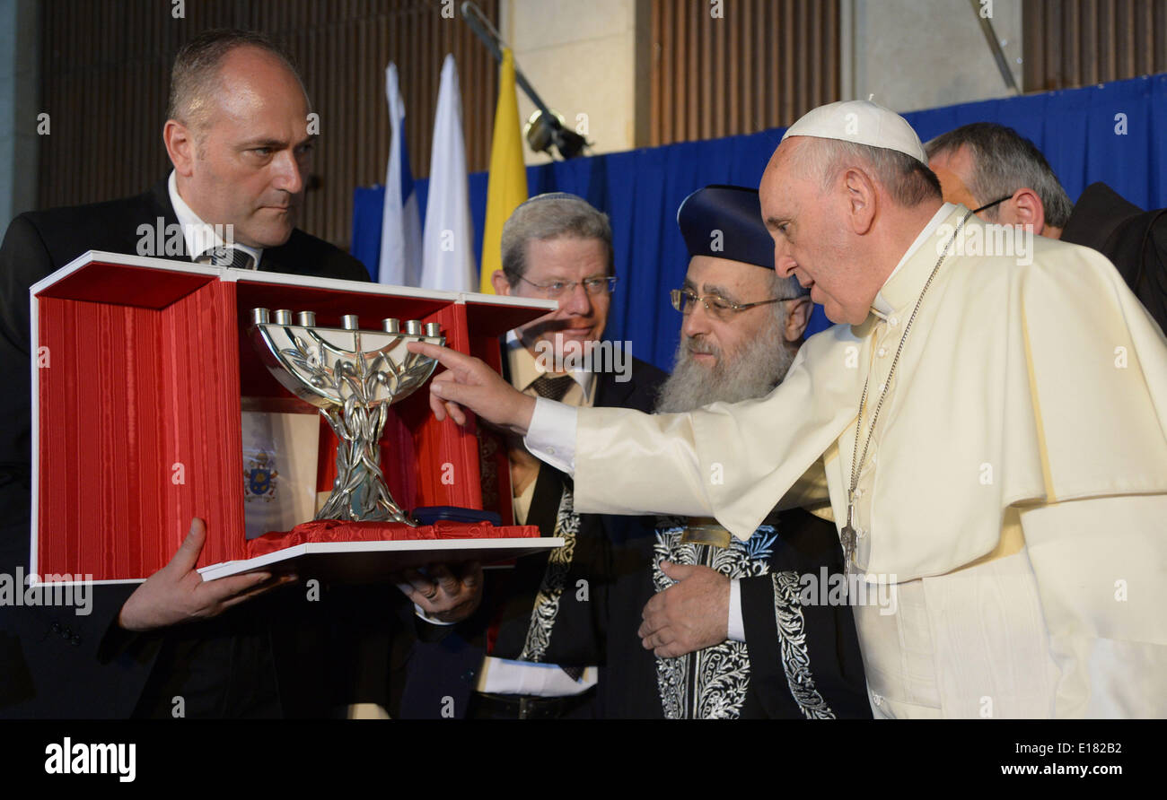 Jerusalem, Jerusalem, Palestinian Territory. 26th May, 2014. Pope Francis visits the Heichal Shlomo center in Jerusalem, May 26, 2014. In his first Middle East tour since his anointment in 2013, Pope Francis held a historic prayer service with the Ecumenical Patriarch in Jerusalem on Sunday. This was the first reunion between the two Christian sects in fifty years. (Handout Photo Israeli GPO/Pool - APAIMAGES) © Handout Israeli Gpo/APA Images/ZUMAPRESS.com/Alamy Live News Stock Photo