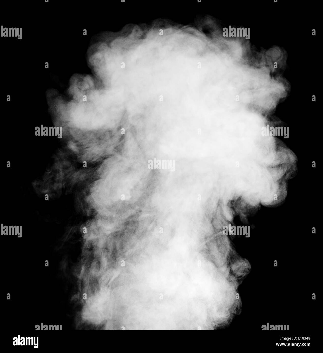 сигаретный дым без фона. густой дым. плотный пар. плотный пар. облако дыма.