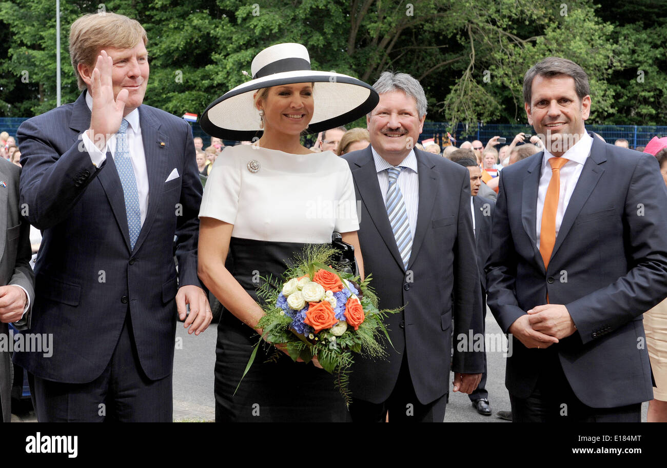 Werlte, Germany. 26th May, 2014. Dutch King Willem-Alexander and Queen Maxima visit the Climate Centre Emsland for Sustainable Mobility in Werlte, Germany, 26 May 2014. Audi AG presented their climate vehicle concept 'G-Tron' on the occasion. They are welcomed by county commissioner Reinhard Winter (CDU, 3-L) and Lower Saxon minister of economic affairs Olaf Lies (SPD, R). The Dutch royal couple is on a two-day visit to Germany. Photo: INGO WAGNER/dpa/Alamy Live News Stock Photo