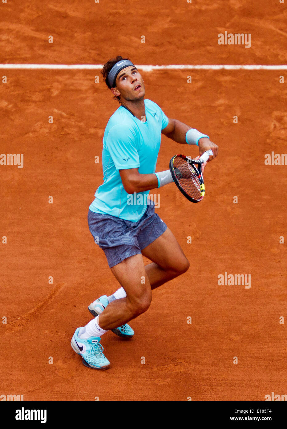 France, Paris, 26th May, 2014. Tennis, Roland Garros, Rafael Nadal (ESP) is anticipating a smash in his match against Robby Ginepri (USA) Photo:Tennisimages/Henk Koster/Alamy Live News Stock Photo