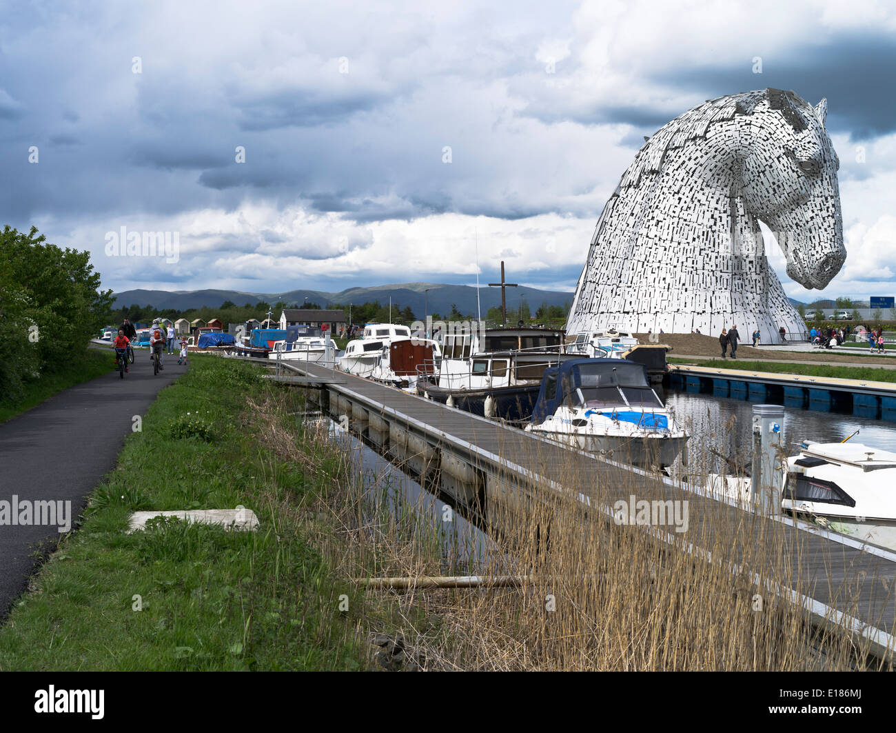 dh Helix Park FALKIRK STIRLINGSHIRE Kelpies statues The Helix Forth and Clyde Canal footpath and boats Stock Photo