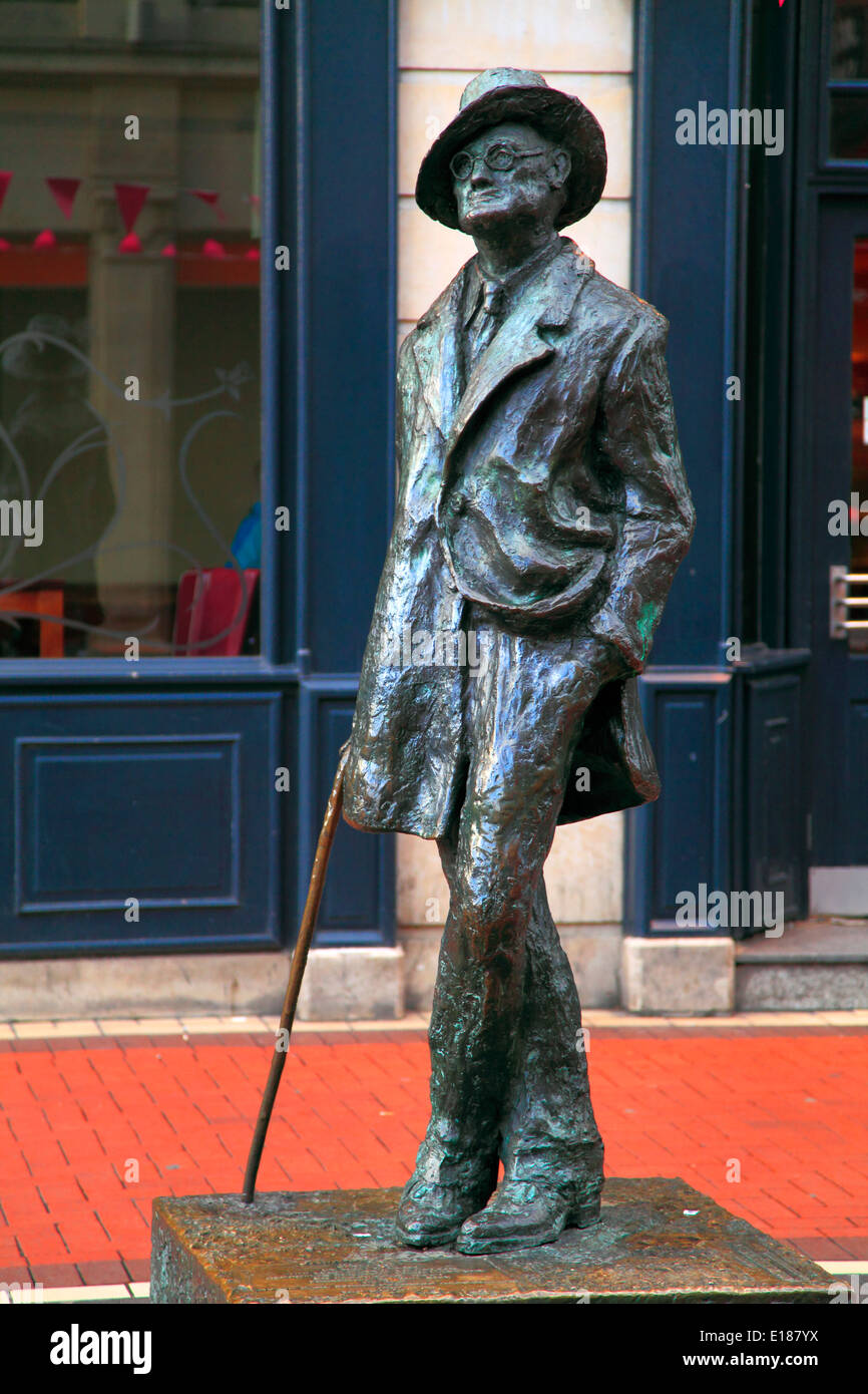 Ireland, Dublin, James Joyce statue Stock Photo Alamy