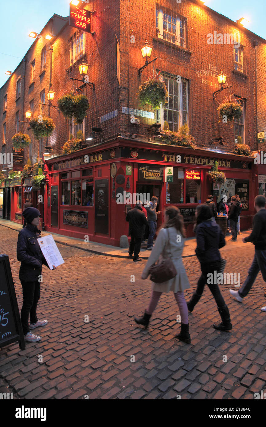 Ireland, Dublin, Temple Bar, street scene, nightlife, Stock Photo