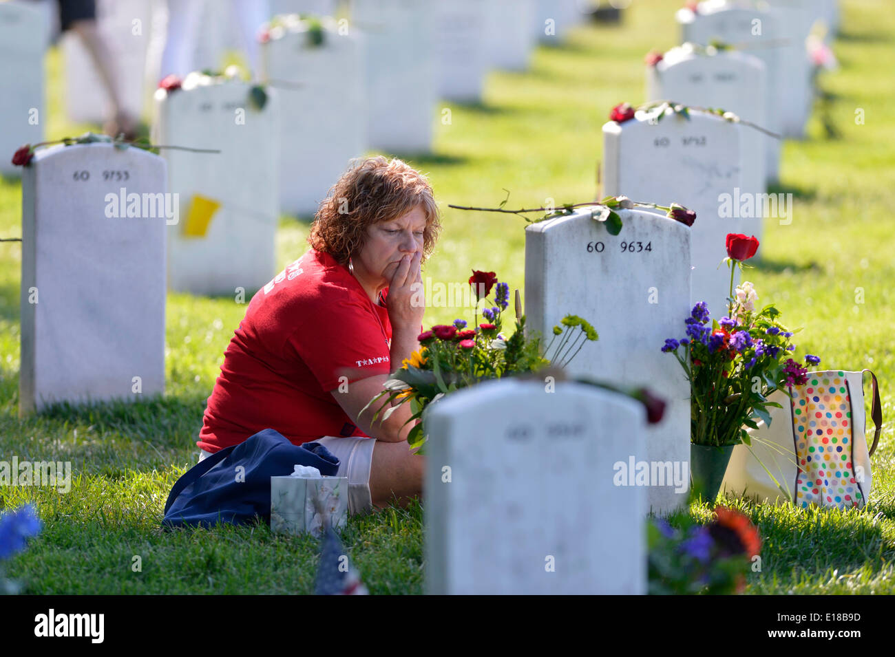 Washington, DC, USA. 26th May, 2014. Kathy Sayne mourns for her son who was killed in Afghanistan in 2011 at the section 60 of Arlington National Cemetery, outside Washington, DC, the United States, May 26, 2014. People crowded in Arlington National Cemetery, especially in Section 60, where America's most recent war deads lie, during the memorial day. Credit:  Yin Bogu/Xinhua/Alamy Live News Stock Photo