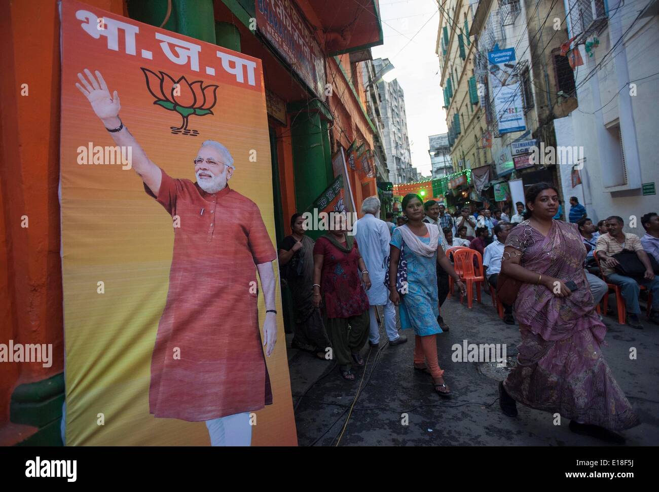 Calcutta, Indian state West Bengal. 26th May, 2014. Supporters of Indian Bharatiya Janata Party (BJP) gather to watch the oath taking ceremony of Narendra Modi as India's 15th prime minister in Calcutta, capital of eastern Indian state West Bengal, May 26, 2014. Narendra Modi, the son of a tea-seller, on Monday created history by becoming Indian new prime minister in a grand ceremony attended by his counterpart from arch- rival Pakistan, along with heads of state of other South Asian nations. Credit:  Tumpa Mondal/Xinhua/Alamy Live News Stock Photo