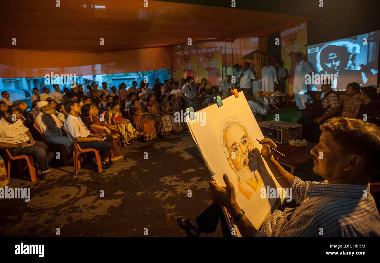 Calcutta, Indian state West Bengal. 26th May, 2014. An Indian artist sketches Narendra Modi's face as Bharatiya Janata Party (BJP) supporters gather to watch the oath taking ceremony of Modi as India's 15th prime minister in Calcutta, capital of eastern Indian state West Bengal, May 26, 2014. Narendra Modi, the son of a tea-seller, on Monday created history by becoming Indian new prime minister in a grand ceremony attended by his counterpart from arch- rival Pakistan, along with heads of state of other South Asian nations. Credit:  Tumpa Mondal/Xinhua/Alamy Live News Stock Photo