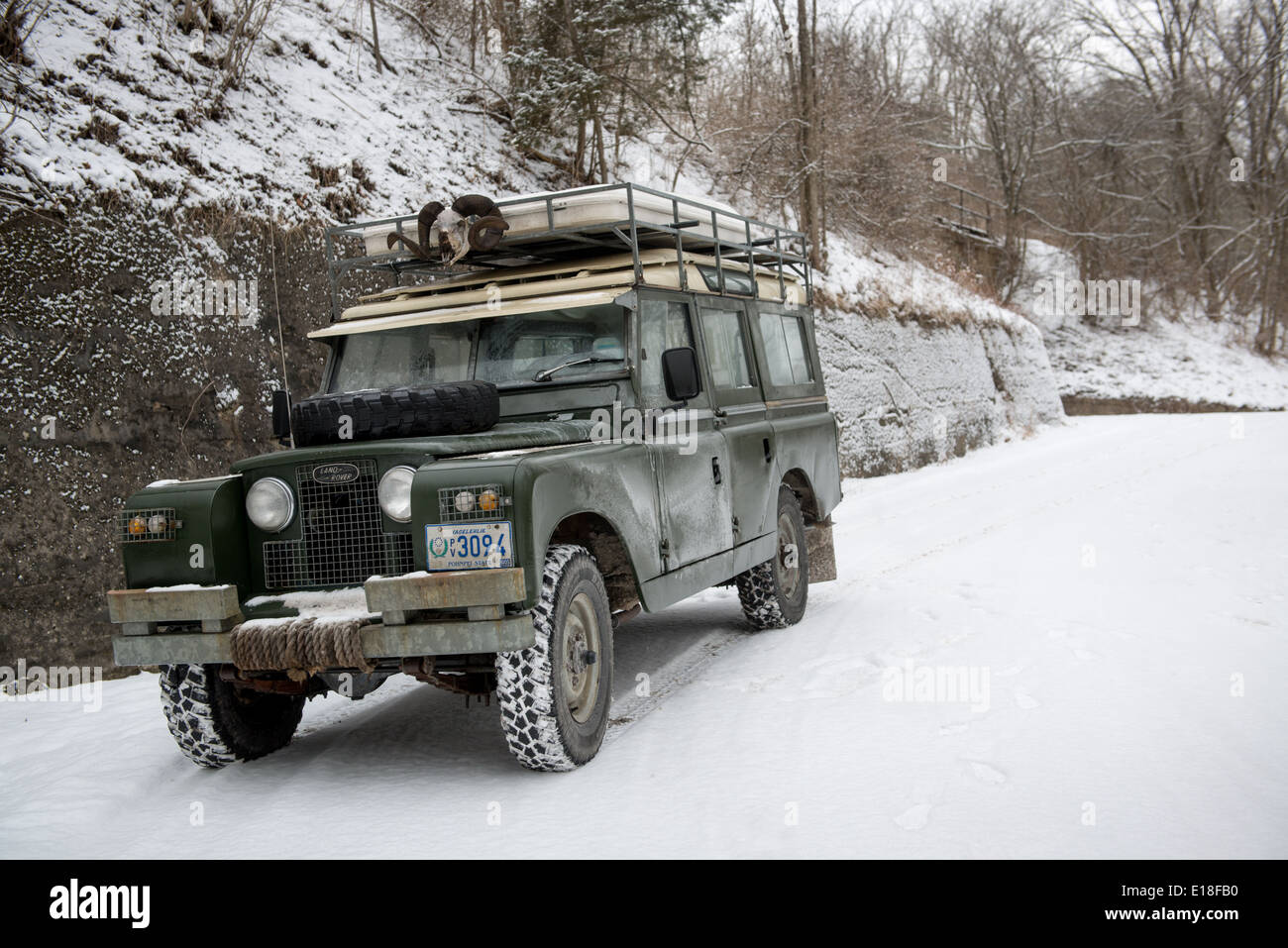 Land Rover in Green Ridge State Forest during the winter in Western Maryland, USA Stock Photo