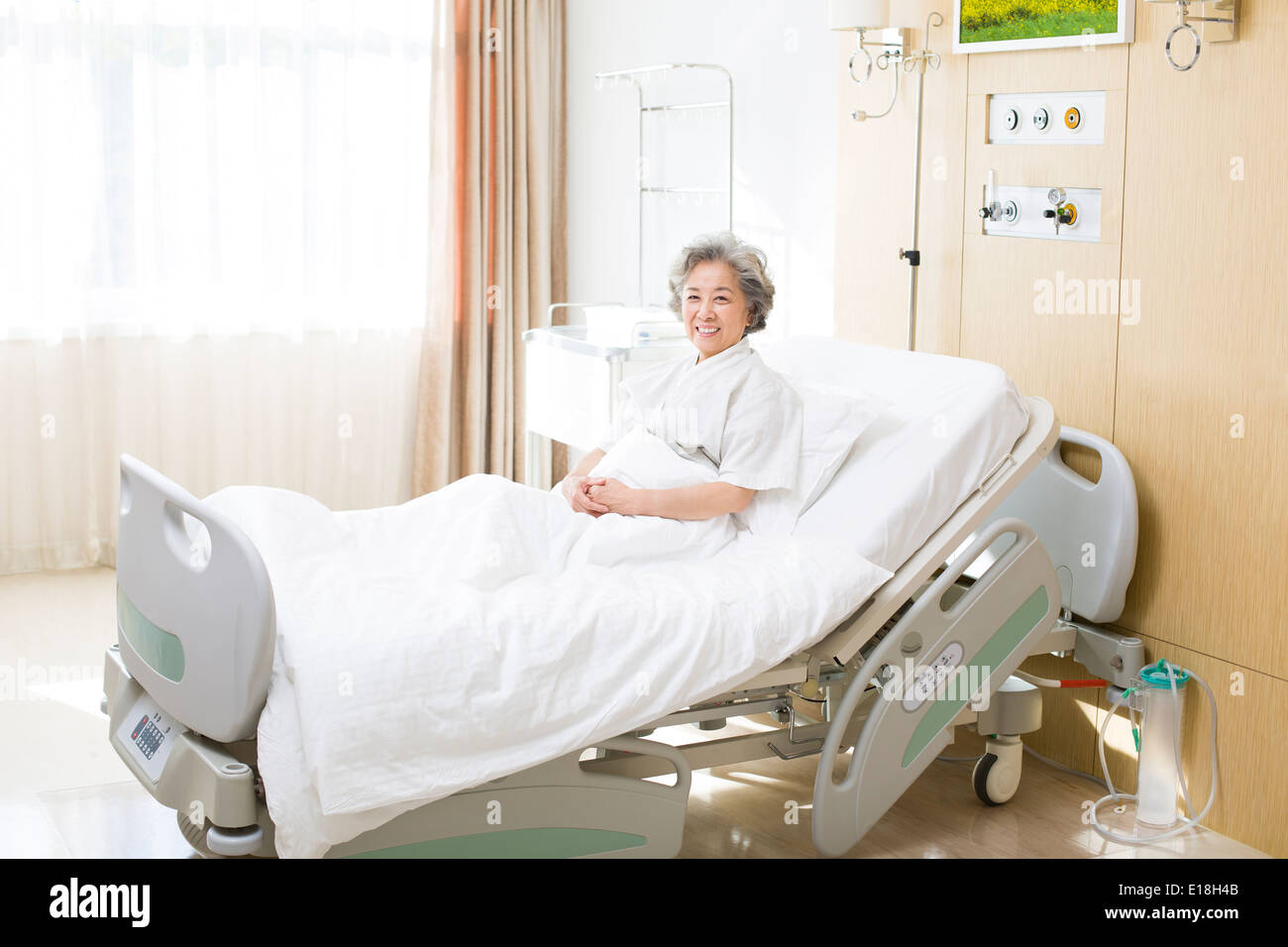 Woman hospital gown back view hi-res stock photography and images - Alamy