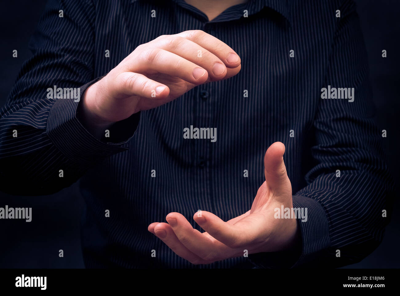 Person showing size scale hi-res stock photography and images - Alamy