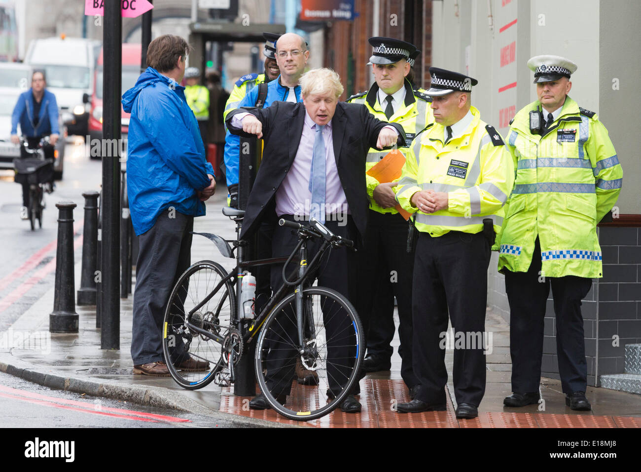 London, UK. 27 May 2014. Photocall with Boris Johnson and officers of the Met Police. London Mayor Boris Johnson backs police road safety operations as serious cyclist injuries fall by 28 per cent in 2013 compared to 2012. Serious injuries to cyclists were down to 465 in 2013 from 657 in 2012. One in 433,000 cycle journeys made in London in 2013 ended in the cyclist being killed or seriously injured. Stock Photo