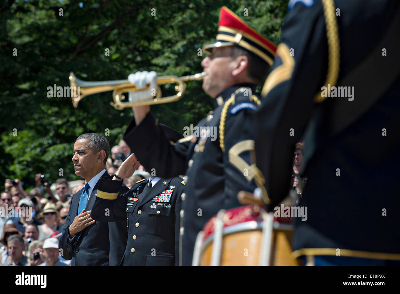 US President Barack Obama stands as a bugler plays taps at the Tomb of the Unknowns during Memorial Day ceremonies at Arlington National Cemetery May 26, 2014 in Arlington, VA. Stock Photo