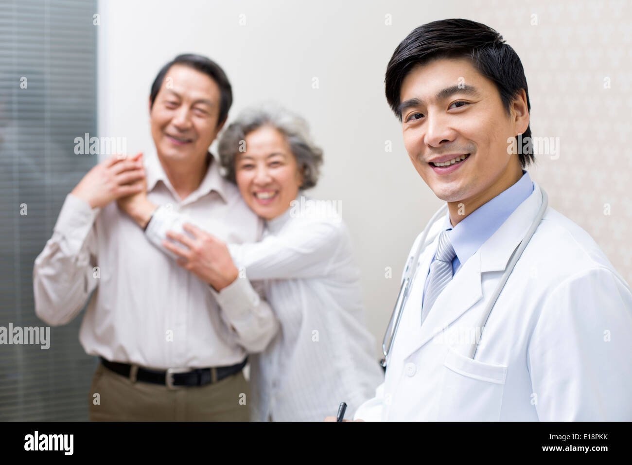 Doctor senior couple hi-res stock photography and images - Alamy