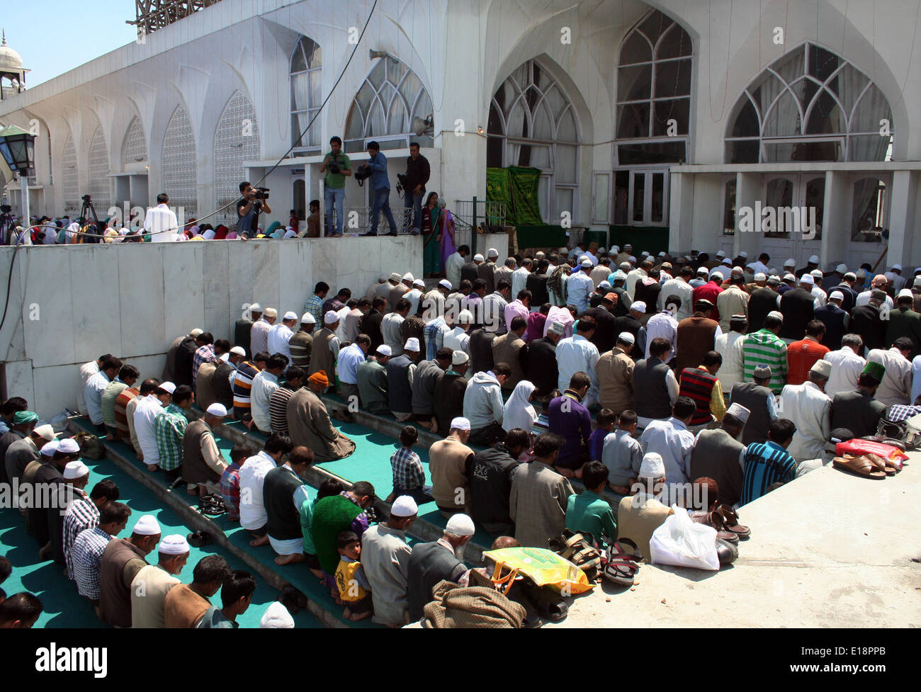 Srinagar, Indian Administered Kashmir. 27 May 2014 : A group Muslims Devotees offering after noon prayers at hazratbal shrine a day of  SHAB -E MEHRAJ  Credit:  Sofi Suhail/Alamy Live News ) Stock Photo