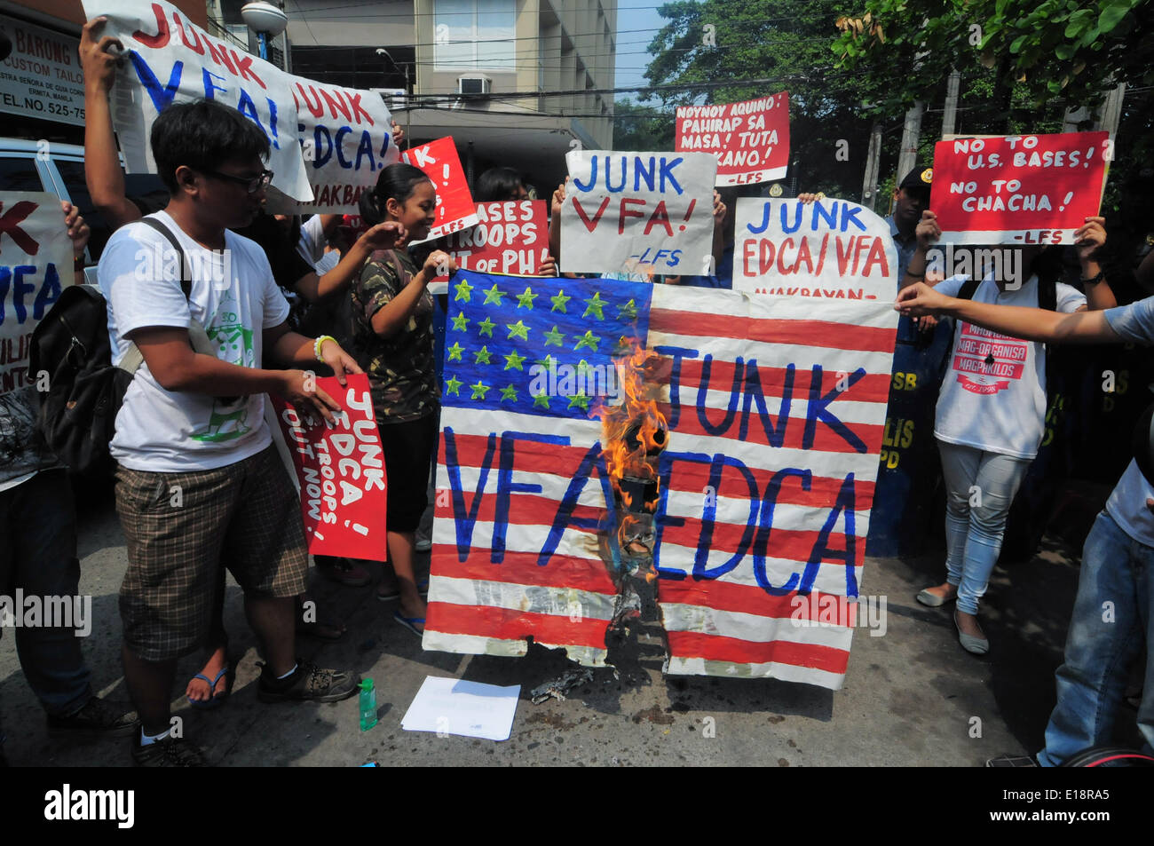 Manila, Philippines. 27th May, 2014. MANILA, Philippines - Members of youth organization, League of Filipino Students burn a mock US flag at a street near the United States Embassy in Manila, to mark the 15th anniversary of the ratification of the Visiting Forces Agreement (VFA) on 27 May 2014. The protesters call out for the immediate pullout of US troops and bases in the country. Credit:  George Calvelo/NurPhoto/ZUMAPRESS.com/Alamy Live News Stock Photo