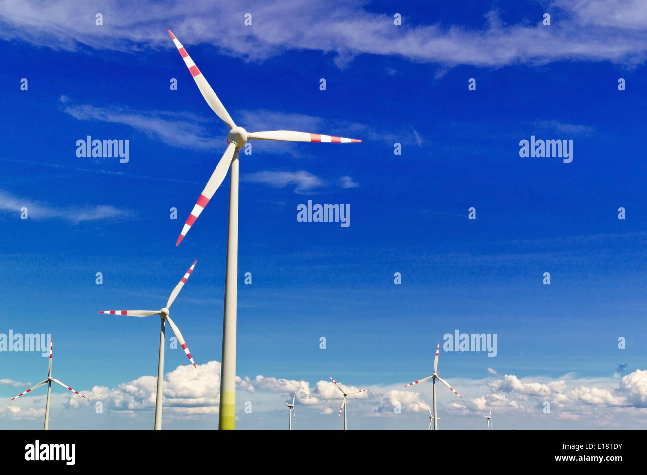 Windrad eines Wind Kraftwerkes. Gewinnung alternativer und nachhaltiger Energie zur Strom Erzeugung Stock Photo