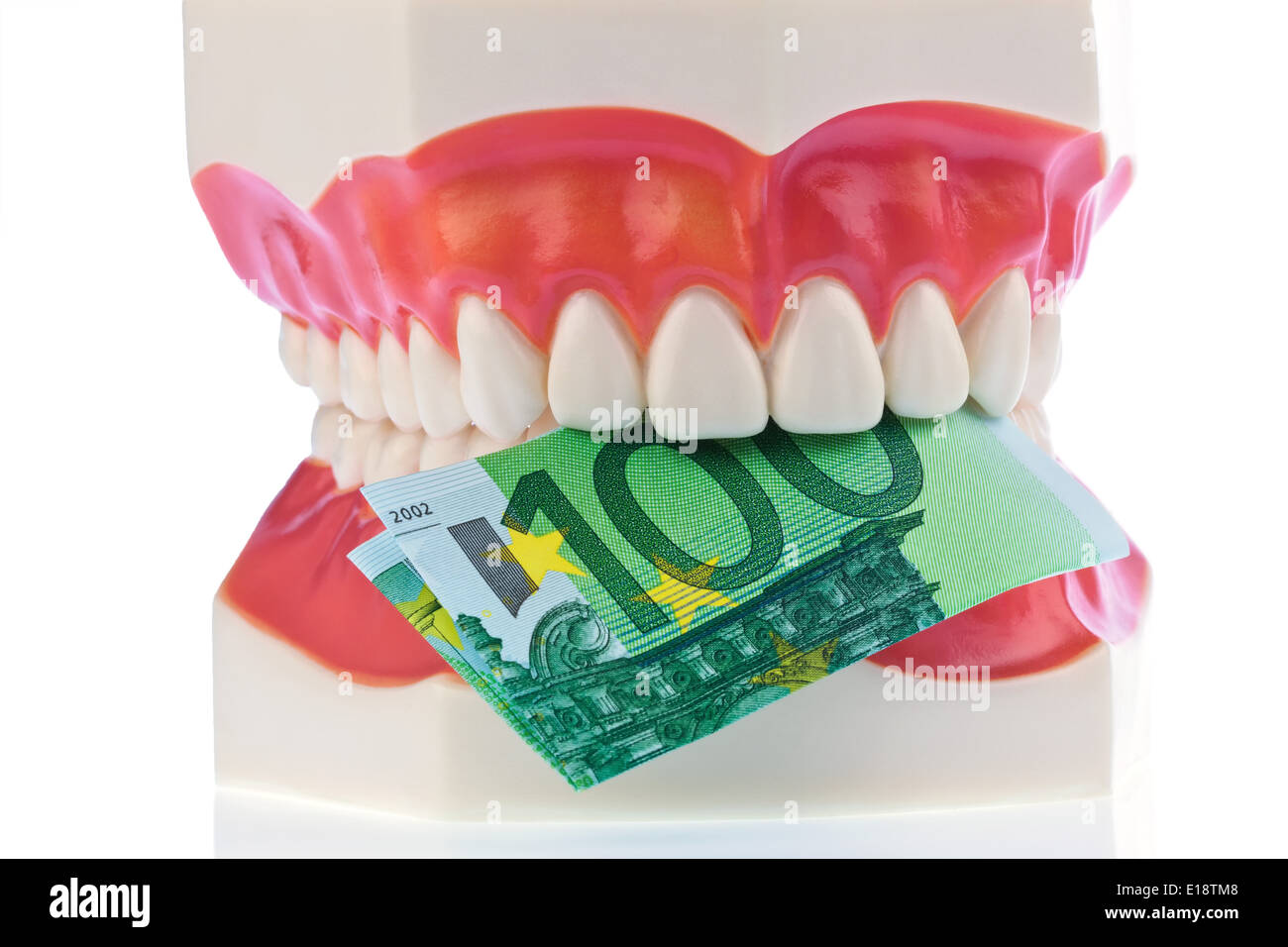 Ein Zahnmodell beim Zahnarzt mit Euroscheinen. Kosten für Gesundheit. Stock Photo