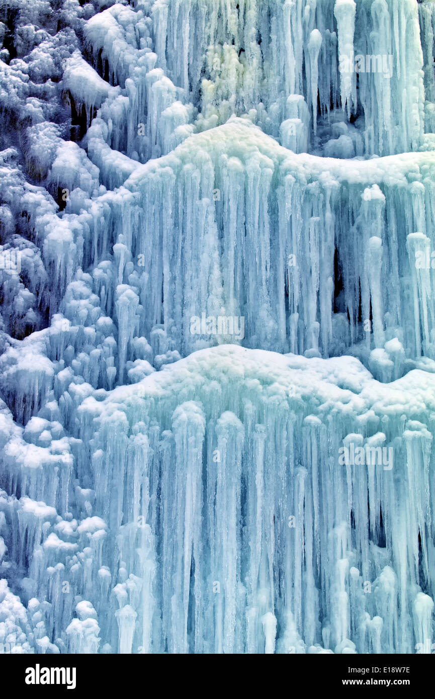 Ein von der Kälte gefrorener Wasserfall. Vereister Wasserfall im Winter. Stock Photo
